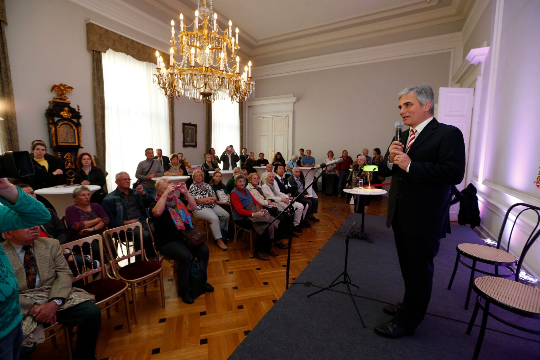 Am 26. Oktober 2013 empfing Bundeskanzler Werner Faymann im Rahmen des Nationalfeiertages Besucherinnen und Besucher im Bundeskanzleramt.