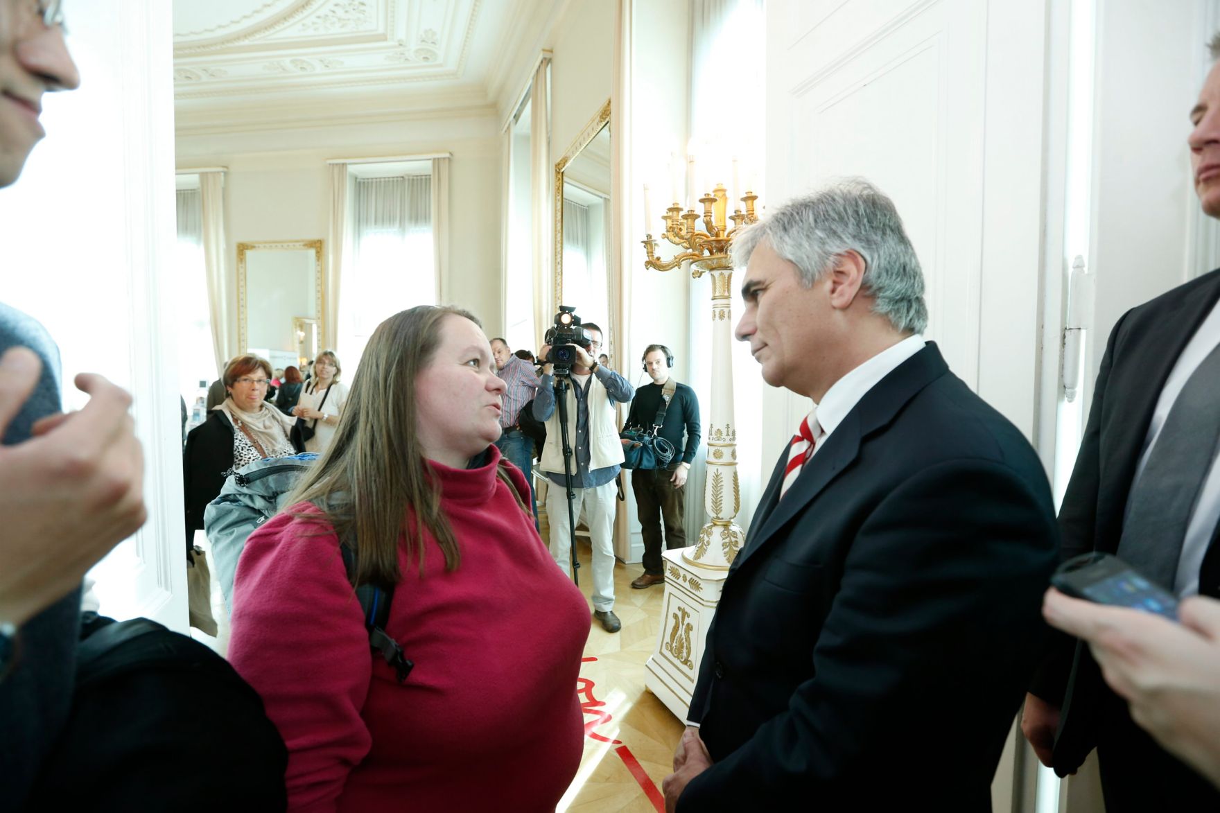 Am 26. Oktober 2013 empfing Bundeskanzler Werner Faymann im Rahmen des Nationalfeiertages Besucherinnen und Besucher im Bundeskanzleramt.