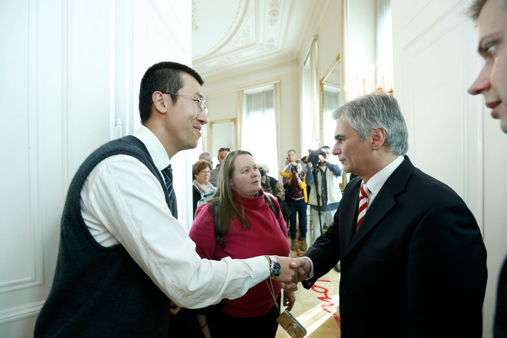 Am 26. Oktober 2013 empfing Bundeskanzler Werner Faymann im Rahmen des Nationalfeiertages Besucherinnen und Besucher im Bundeskanzleramt.