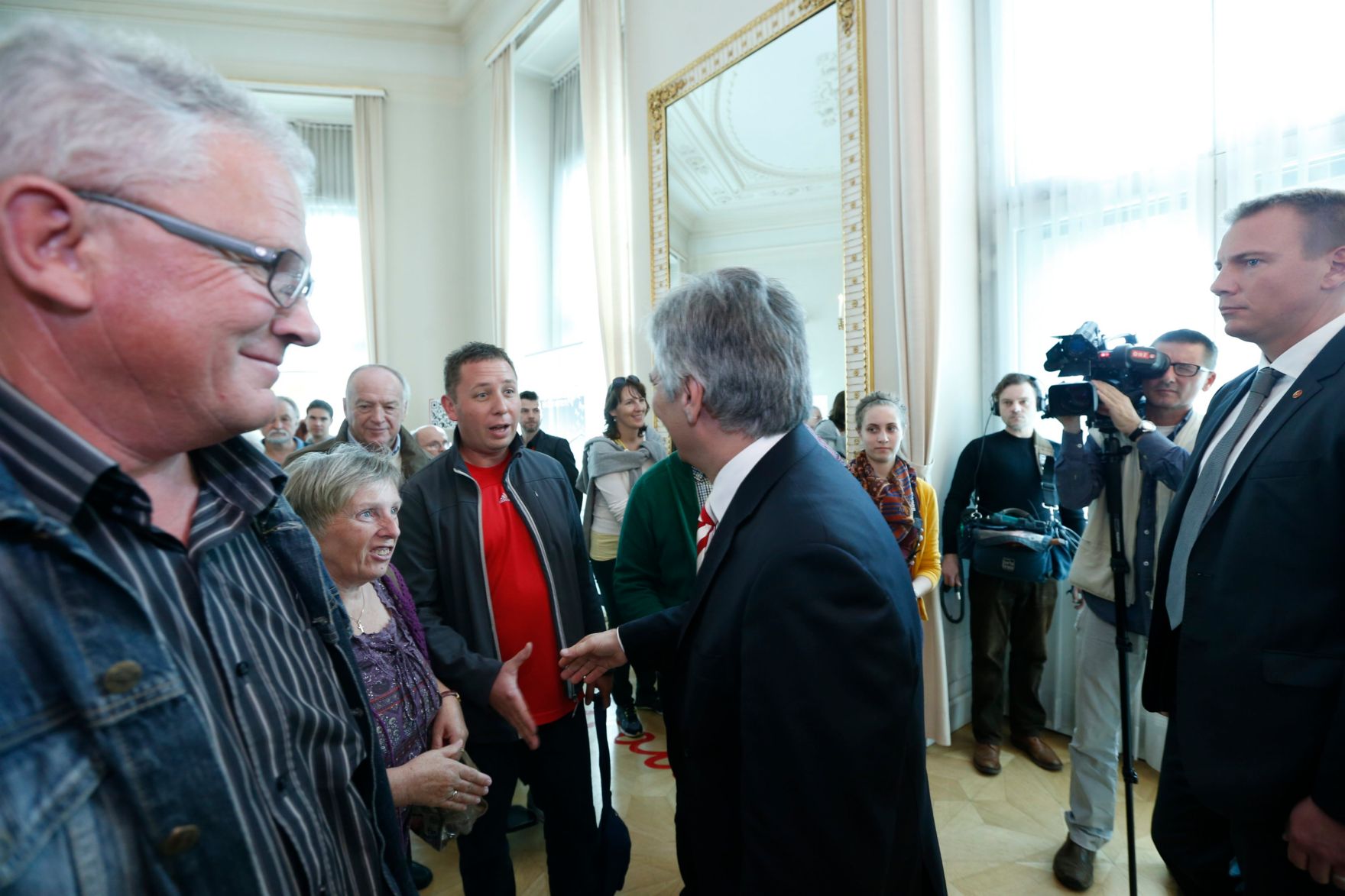 Am 26. Oktober 2013 empfing Bundeskanzler Werner Faymann im Rahmen des Nationalfeiertages Besucherinnen und Besucher im Bundeskanzleramt.