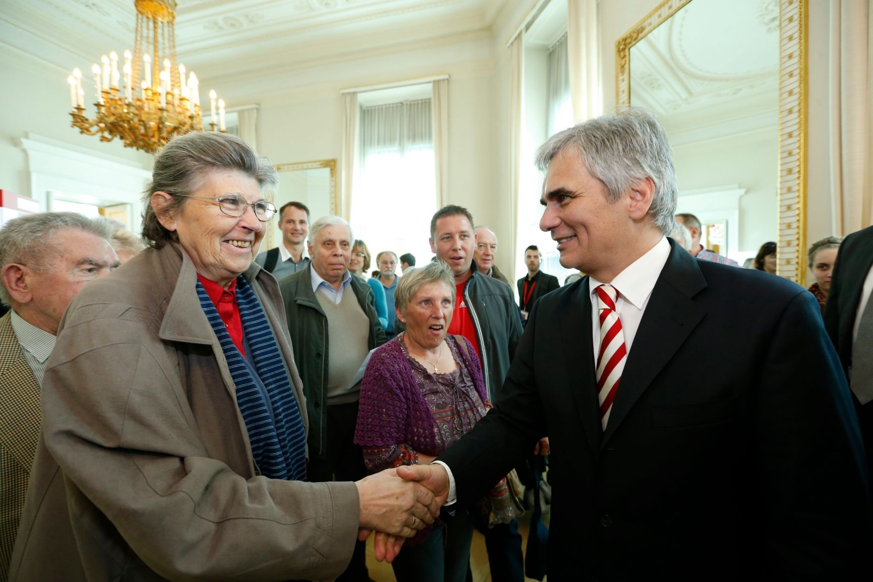 Am 26. Oktober 2013 empfing Bundeskanzler Werner Faymann im Rahmen des Nationalfeiertages Besucherinnen und Besucher im Bundeskanzleramt.
