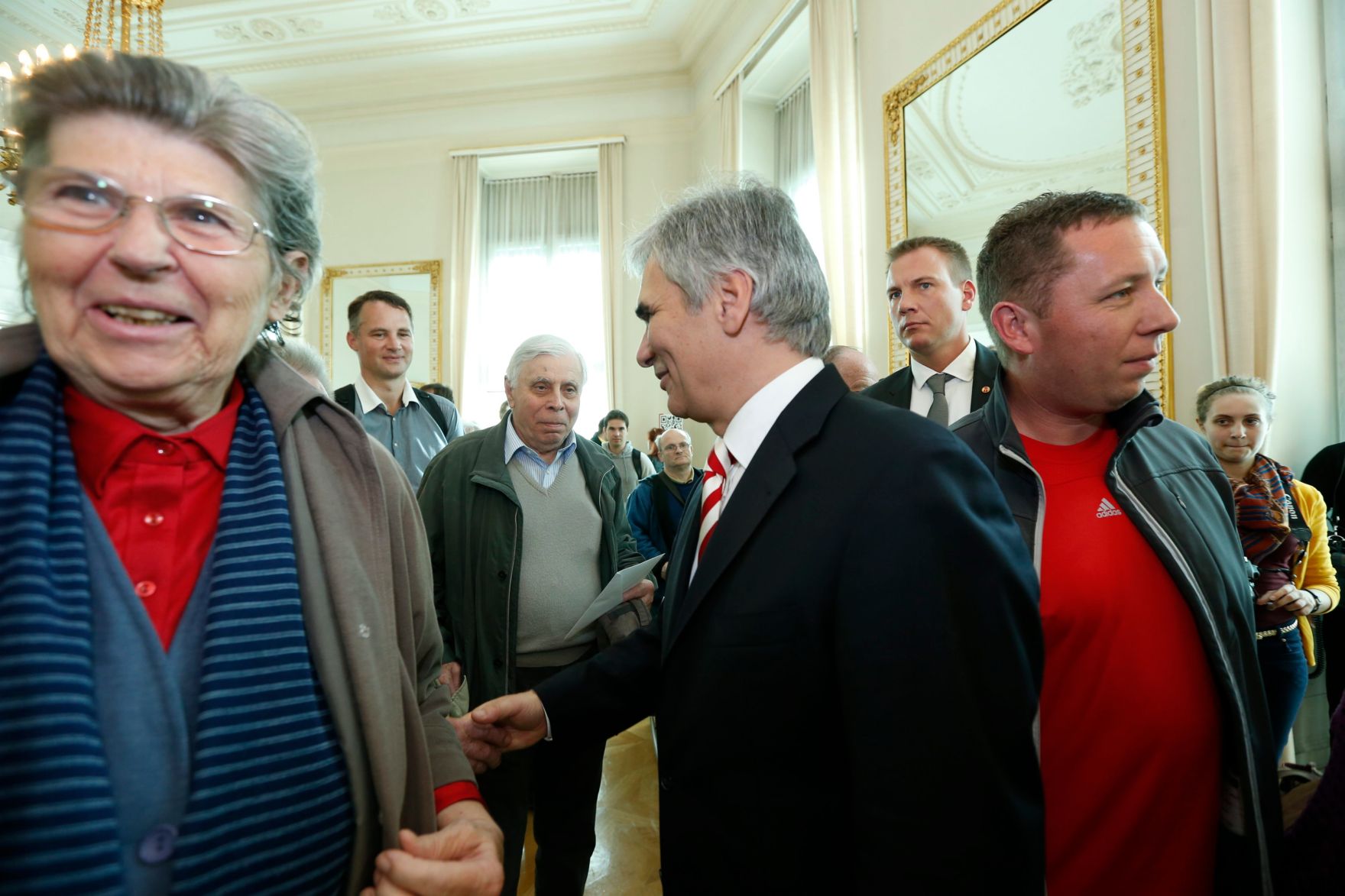 Am 26. Oktober 2013 empfing Bundeskanzler Werner Faymann im Rahmen des Nationalfeiertages Besucherinnen und Besucher im Bundeskanzleramt.