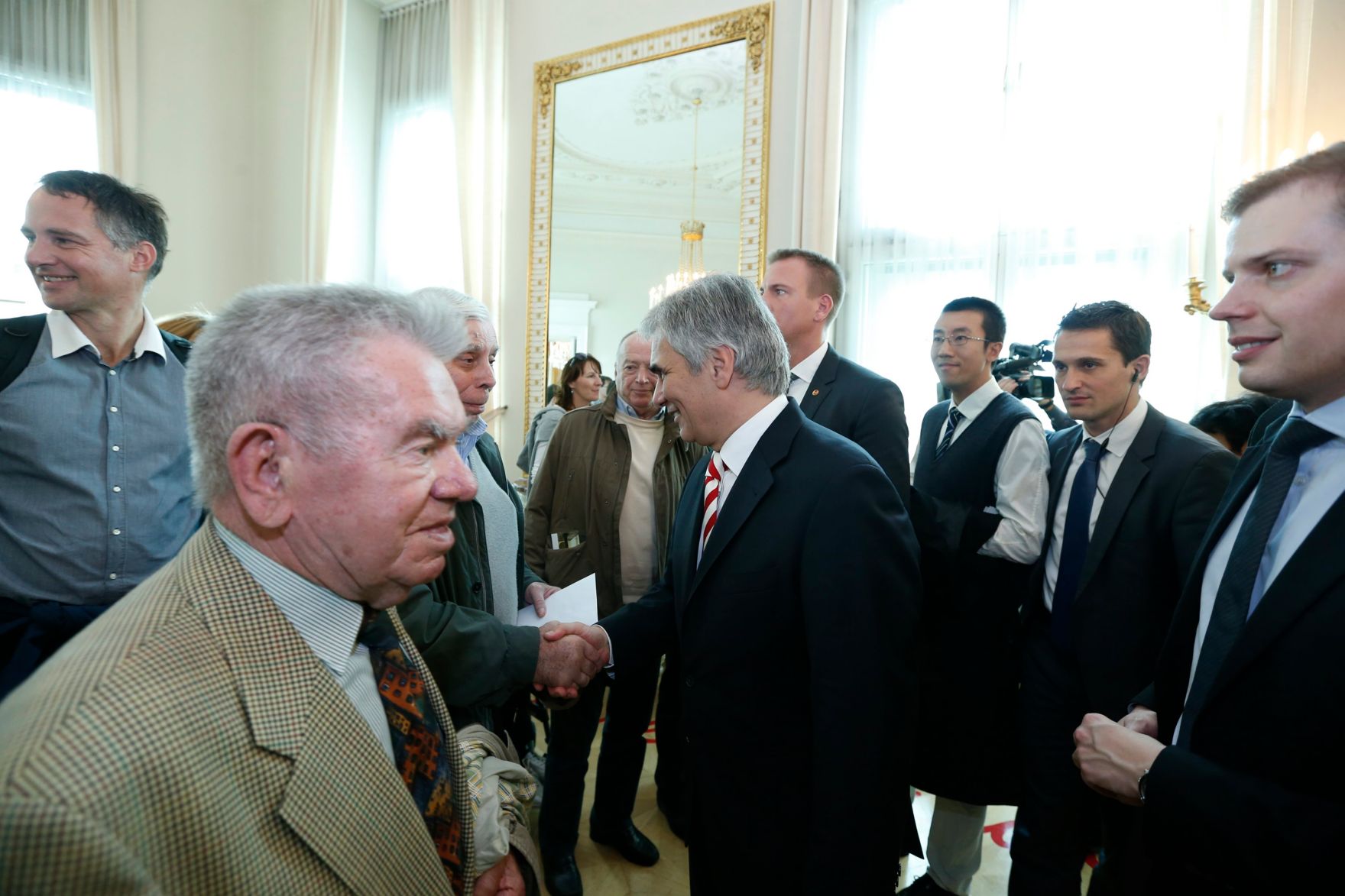 Am 26. Oktober 2013 empfing Bundeskanzler Werner Faymann im Rahmen des Nationalfeiertages Besucherinnen und Besucher im Bundeskanzleramt.