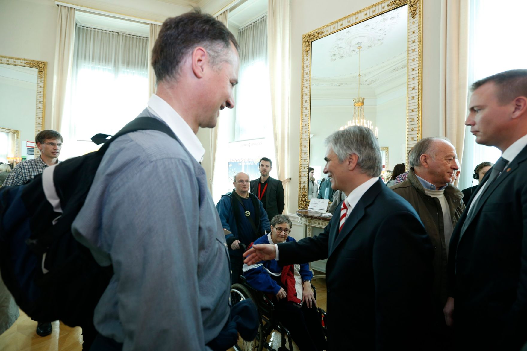 Am 26. Oktober 2013 empfing Bundeskanzler Werner Faymann im Rahmen des Nationalfeiertages Besucherinnen und Besucher im Bundeskanzleramt.