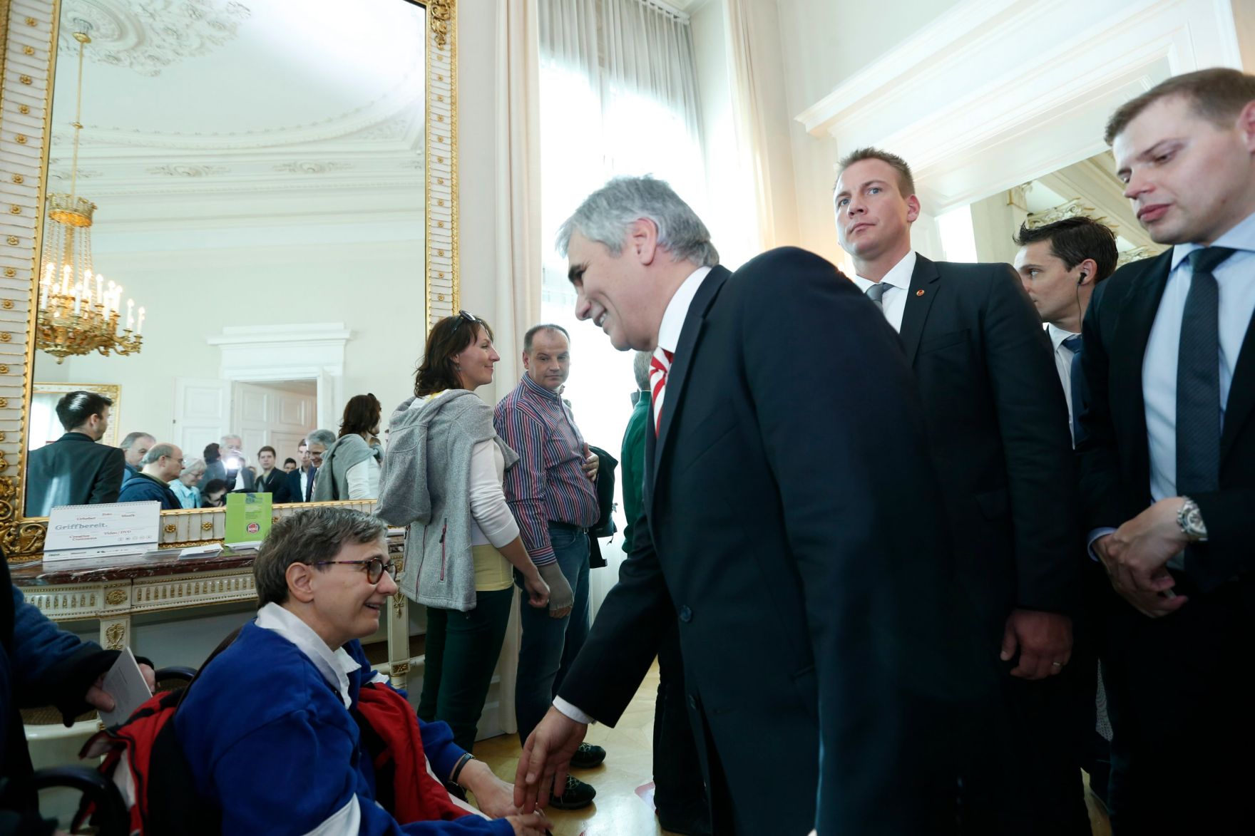 Am 26. Oktober 2013 empfing Bundeskanzler Werner Faymann im Rahmen des Nationalfeiertages Besucherinnen und Besucher im Bundeskanzleramt.