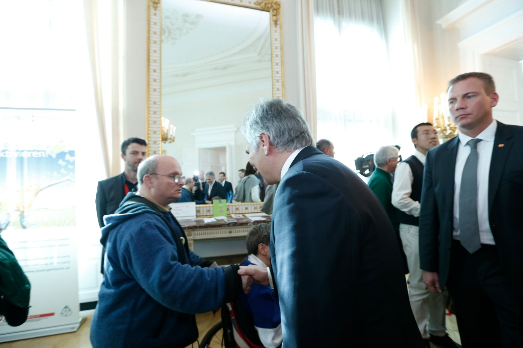Am 26. Oktober 2013 empfing Bundeskanzler Werner Faymann im Rahmen des Nationalfeiertages Besucherinnen und Besucher im Bundeskanzleramt.