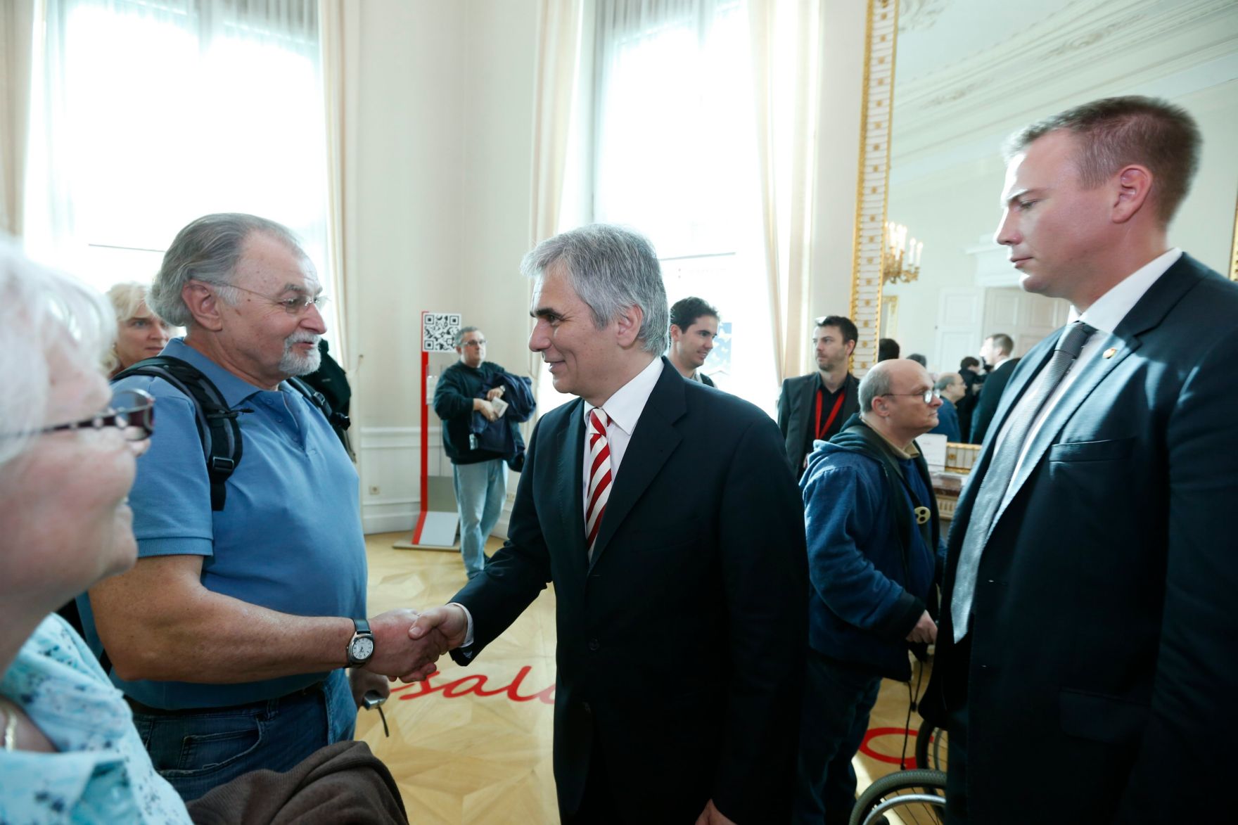 Am 26. Oktober 2013 empfing Bundeskanzler Werner Faymann im Rahmen des Nationalfeiertages Besucherinnen und Besucher im Bundeskanzleramt.