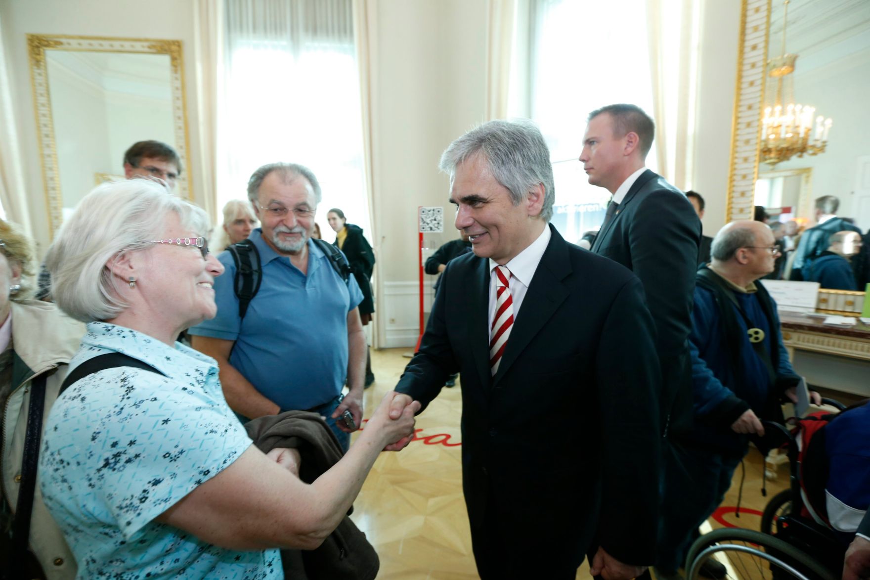 Am 26. Oktober 2013 empfing Bundeskanzler Werner Faymann im Rahmen des Nationalfeiertages Besucherinnen und Besucher im Bundeskanzleramt.