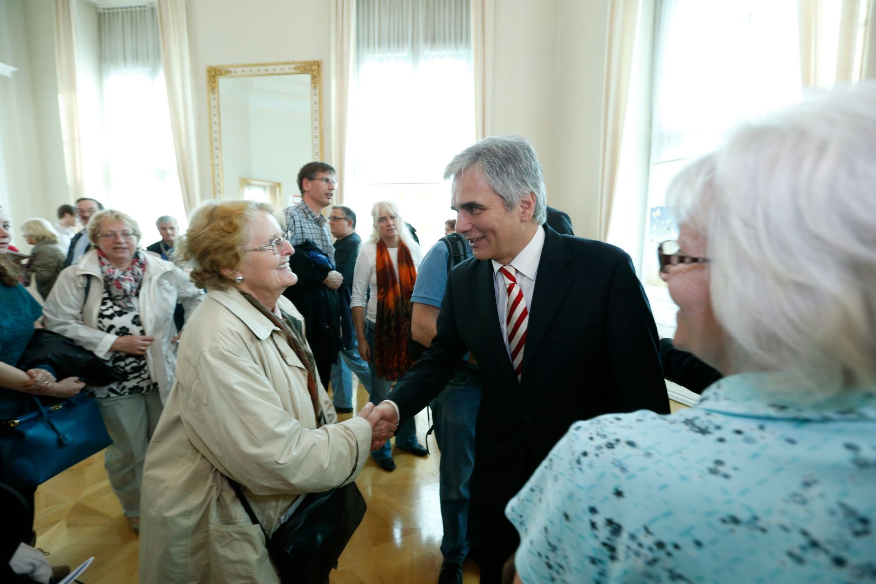 Am 26. Oktober 2013 empfing Bundeskanzler Werner Faymann im Rahmen des Nationalfeiertages Besucherinnen und Besucher im Bundeskanzleramt.
