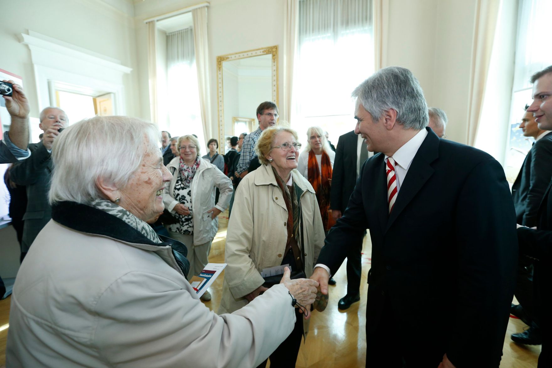 Am 26. Oktober 2013 empfing Bundeskanzler Werner Faymann im Rahmen des Nationalfeiertages Besucherinnen und Besucher im Bundeskanzleramt.