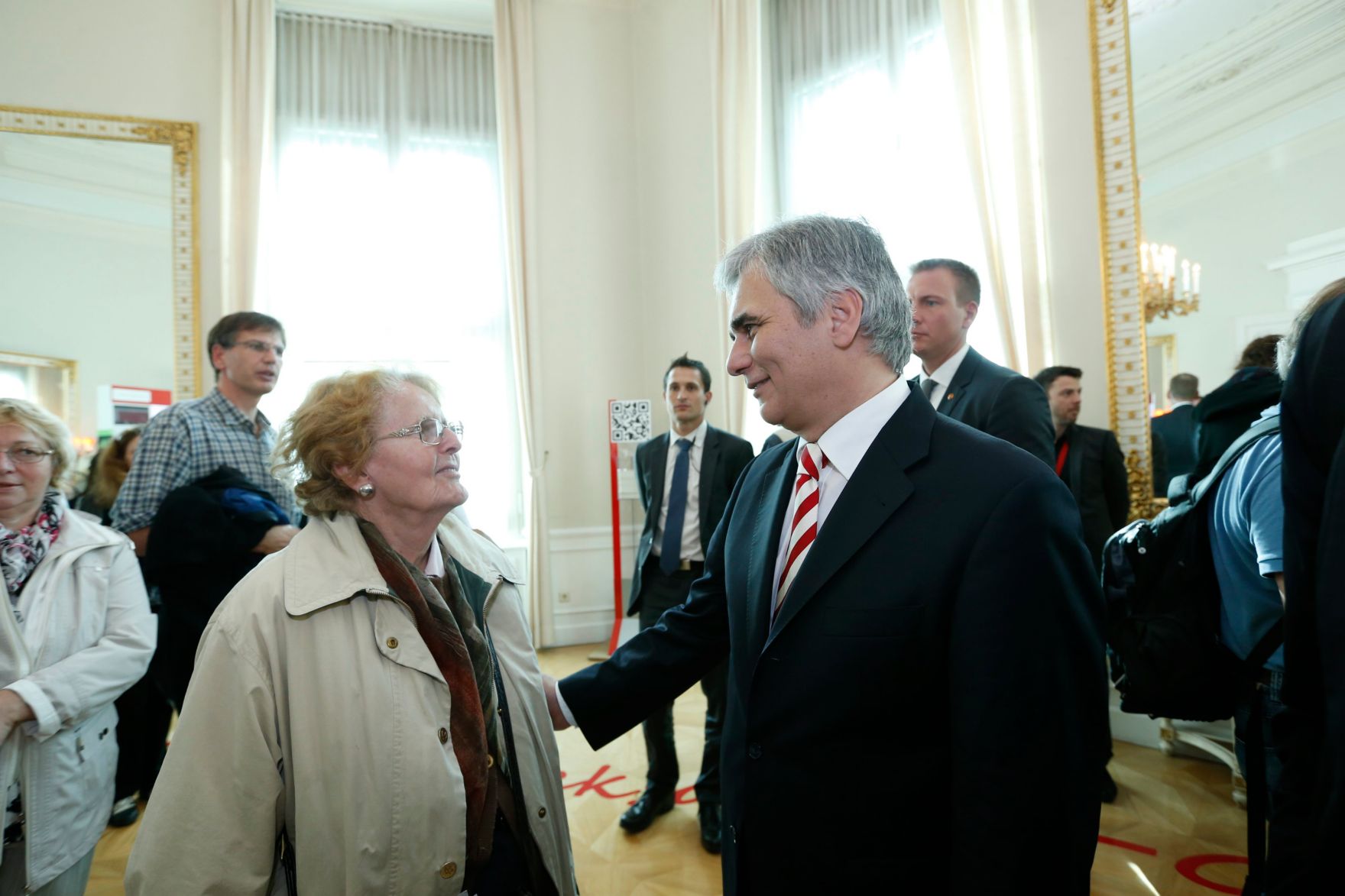 Am 26. Oktober 2013 empfing Bundeskanzler Werner Faymann im Rahmen des Nationalfeiertages Besucherinnen und Besucher im Bundeskanzleramt.
