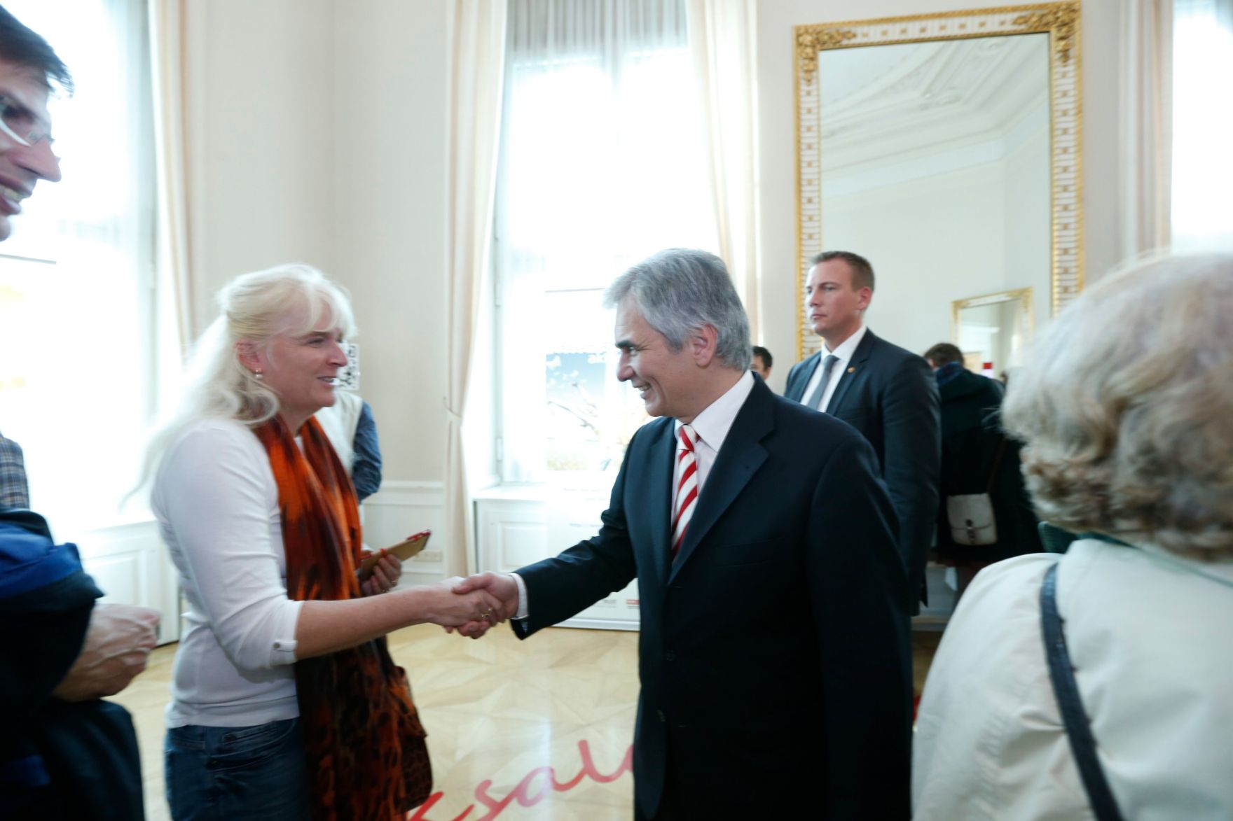 Am 26. Oktober 2013 empfing Bundeskanzler Werner Faymann im Rahmen des Nationalfeiertages Besucherinnen und Besucher im Bundeskanzleramt.