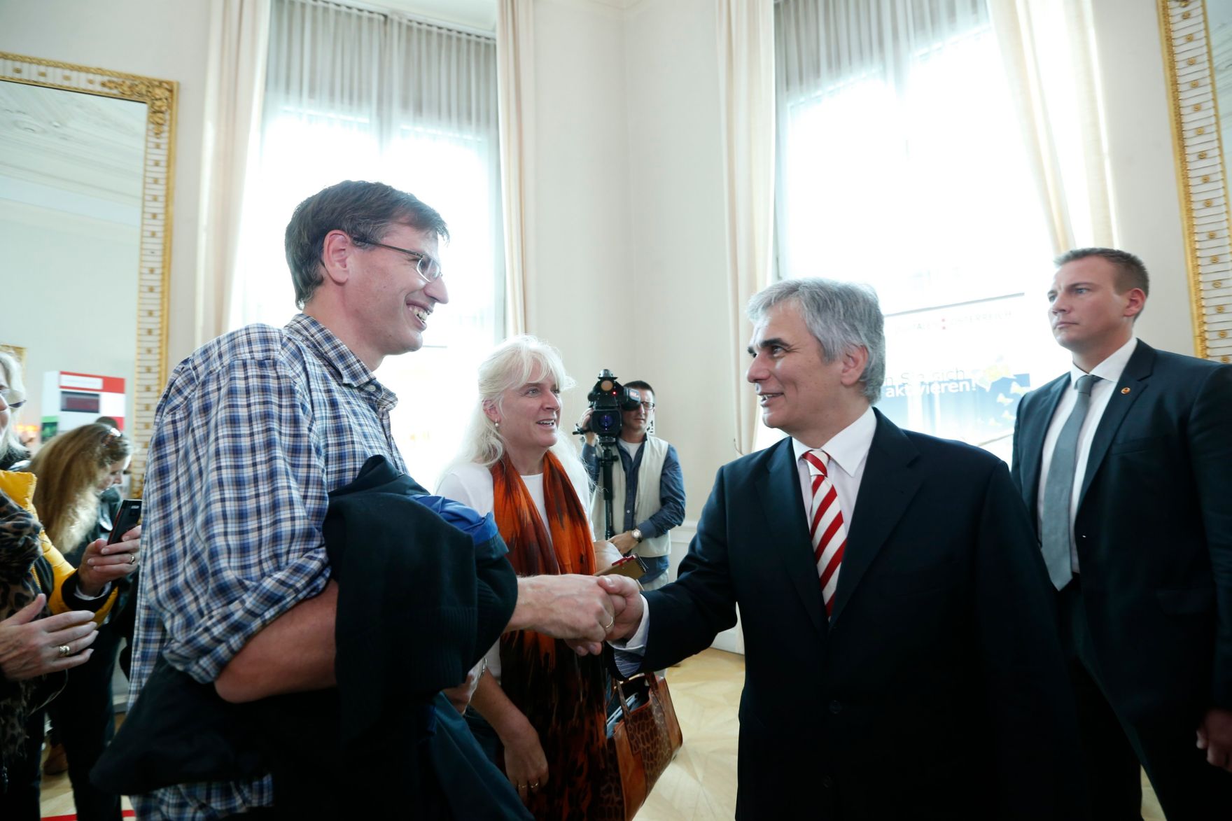 Am 26. Oktober 2013 empfing Bundeskanzler Werner Faymann im Rahmen des Nationalfeiertages Besucherinnen und Besucher im Bundeskanzleramt.