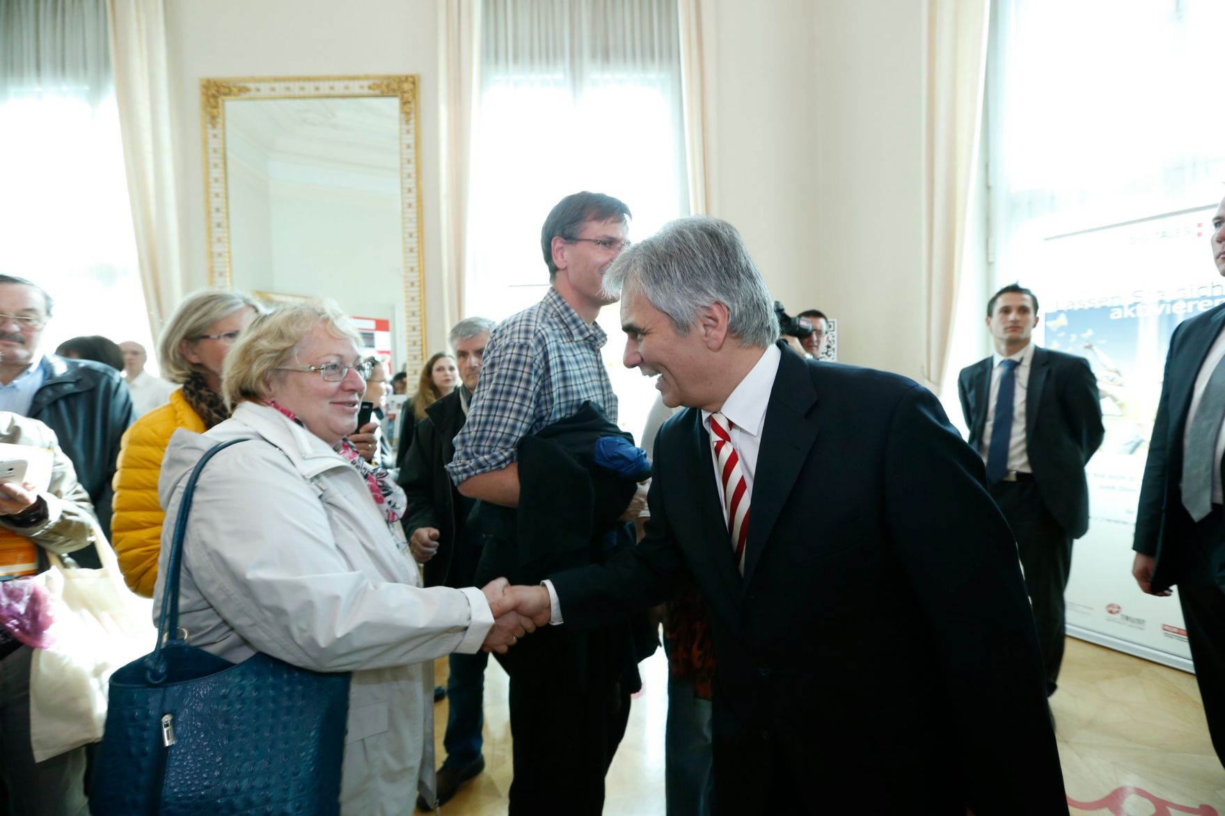 Am 26. Oktober 2013 empfing Bundeskanzler Werner Faymann im Rahmen des Nationalfeiertages Besucherinnen und Besucher im Bundeskanzleramt.