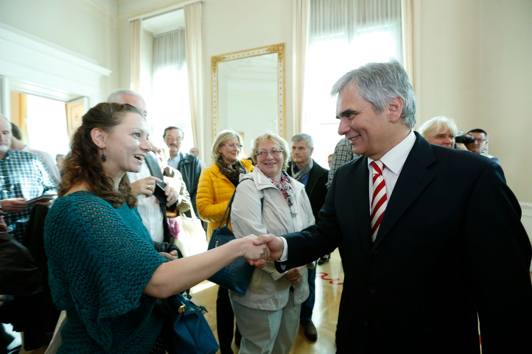 Am 26. Oktober 2013 empfing Bundeskanzler Werner Faymann im Rahmen des Nationalfeiertages Besucherinnen und Besucher im Bundeskanzleramt.