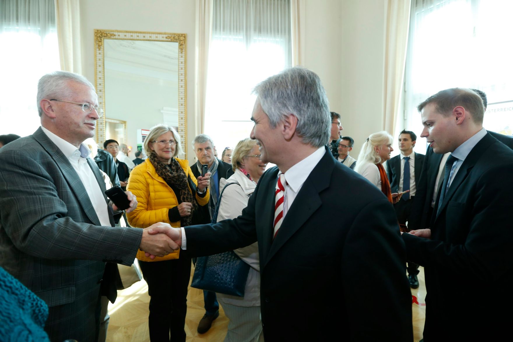 Am 26. Oktober 2013 empfing Bundeskanzler Werner Faymann im Rahmen des Nationalfeiertages Besucherinnen und Besucher im Bundeskanzleramt.