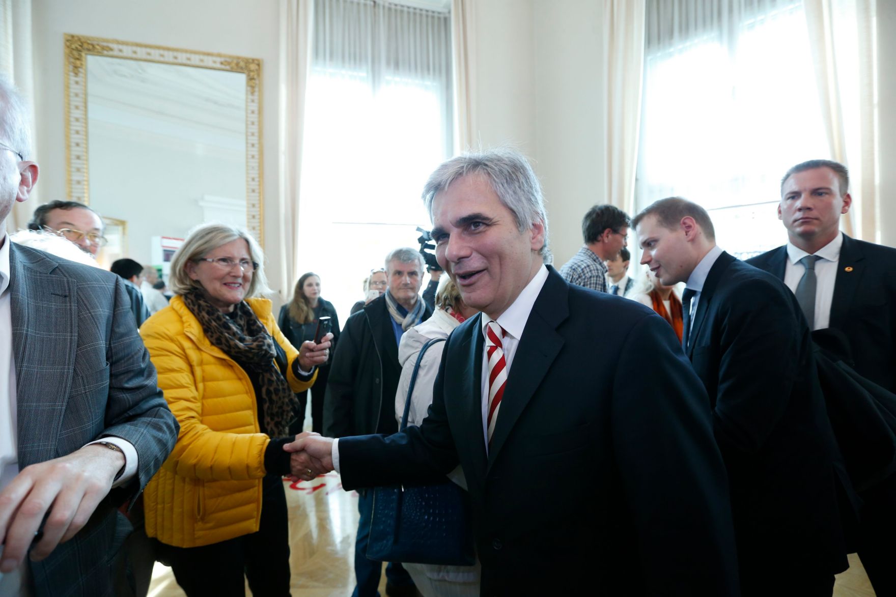 Am 26. Oktober 2013 empfing Bundeskanzler Werner Faymann im Rahmen des Nationalfeiertages Besucherinnen und Besucher im Bundeskanzleramt.