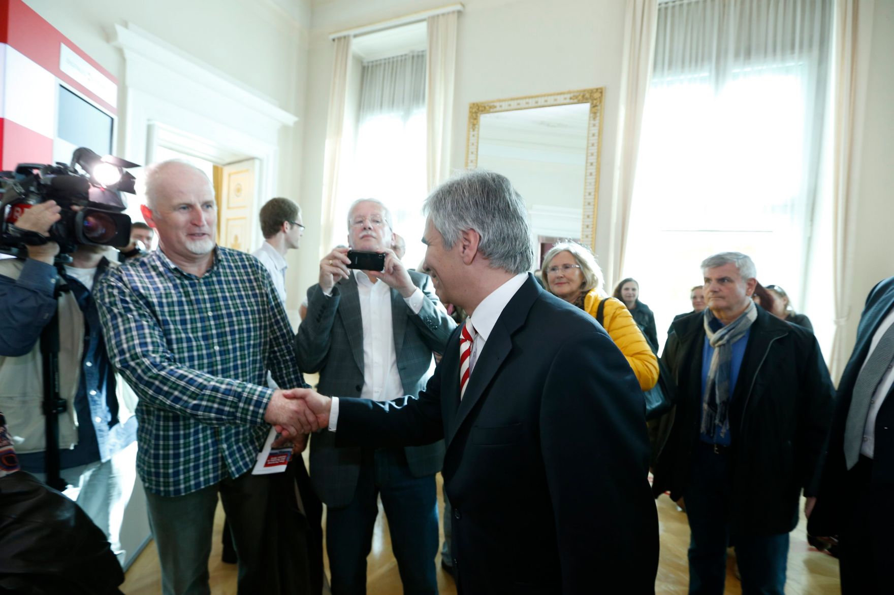 Am 26. Oktober 2013 empfing Bundeskanzler Werner Faymann im Rahmen des Nationalfeiertages Besucherinnen und Besucher im Bundeskanzleramt.