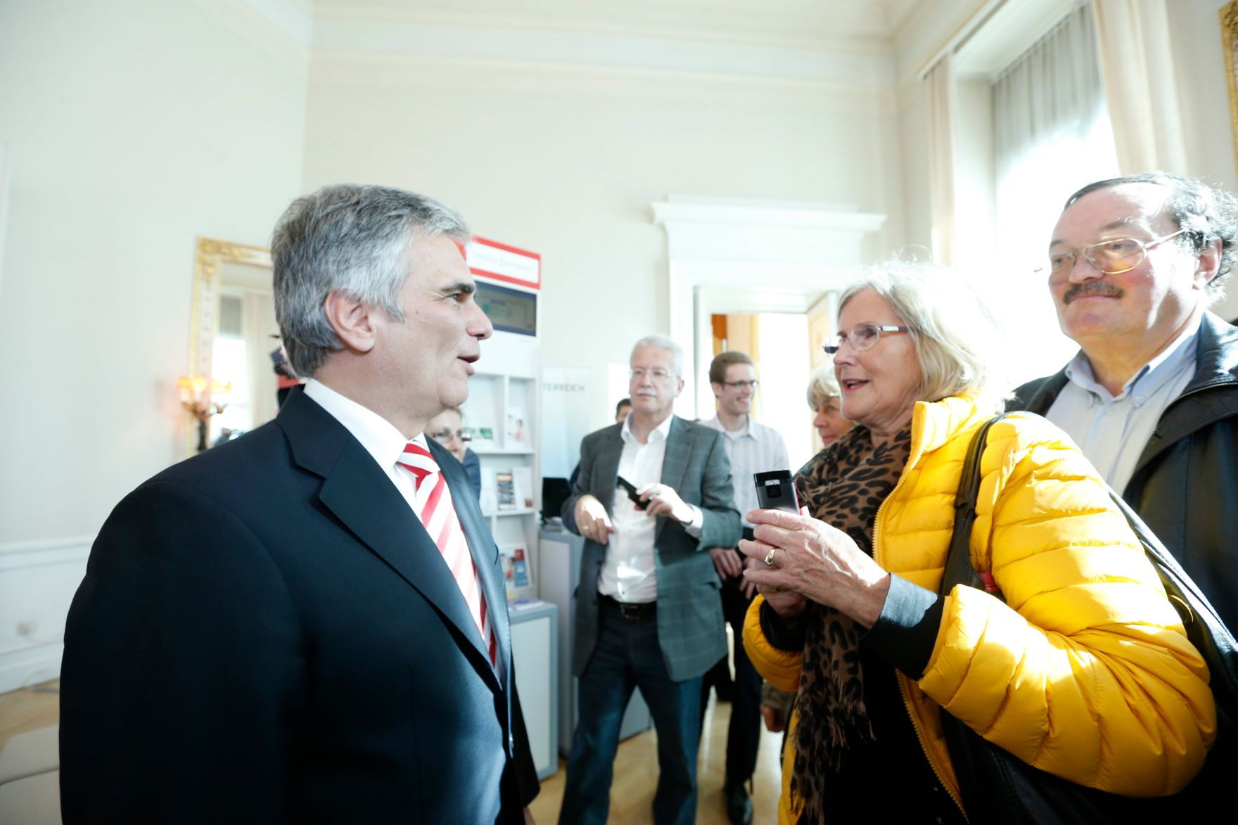 Am 26. Oktober 2013 empfing Bundeskanzler Werner Faymann im Rahmen des Nationalfeiertages Besucherinnen und Besucher im Bundeskanzleramt.