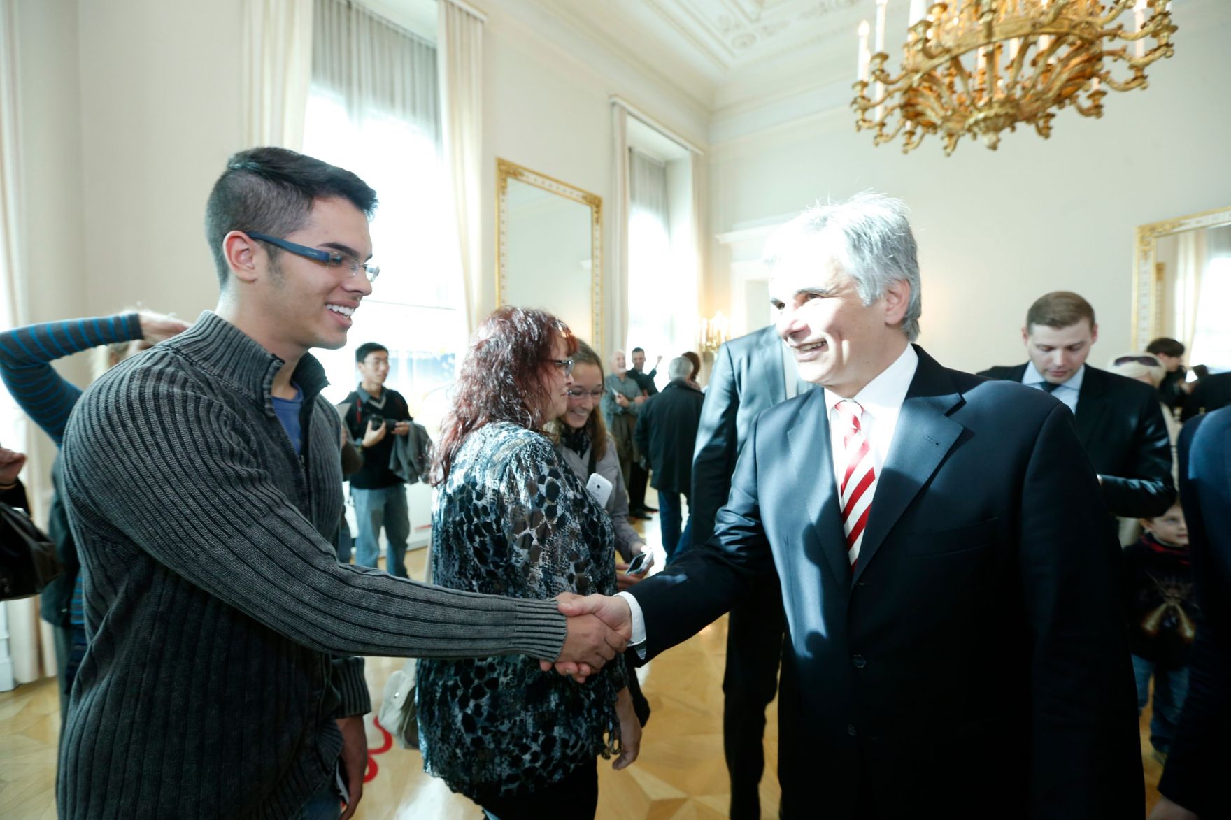 Am 26. Oktober 2013 empfing Bundeskanzler Werner Faymann im Rahmen des Nationalfeiertages Besucherinnen und Besucher im Bundeskanzleramt.