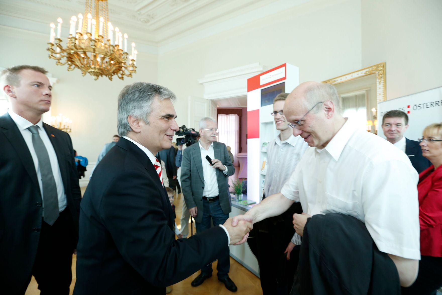 Am 26. Oktober 2013 empfing Bundeskanzler Werner Faymann im Rahmen des Nationalfeiertages Besucherinnen und Besucher im Bundeskanzleramt.