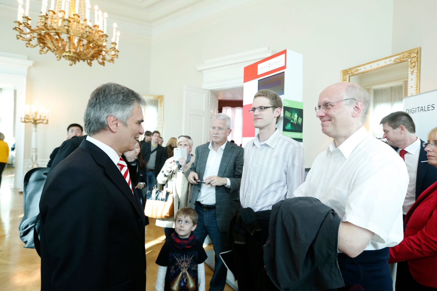 Am 26. Oktober 2013 empfing Bundeskanzler Werner Faymann im Rahmen des Nationalfeiertages Besucherinnen und Besucher im Bundeskanzleramt.