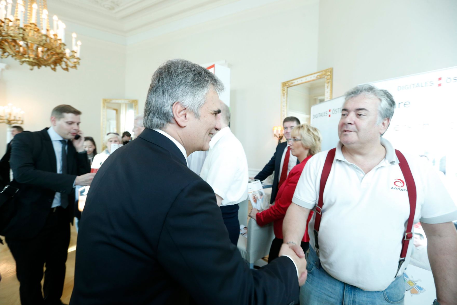 Am 26. Oktober 2013 empfing Bundeskanzler Werner Faymann im Rahmen des Nationalfeiertages Besucherinnen und Besucher im Bundeskanzleramt.
