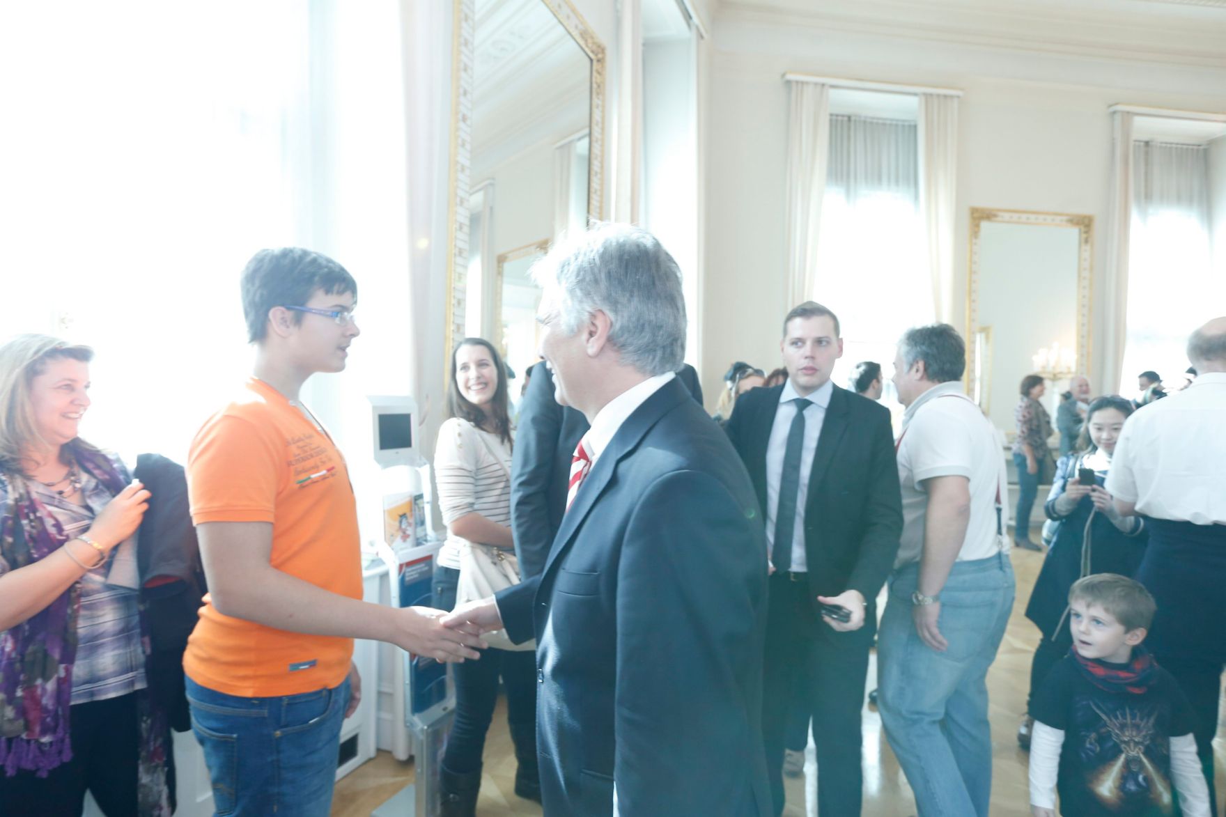 Am 26. Oktober 2013 empfing Bundeskanzler Werner Faymann im Rahmen des Nationalfeiertages Besucherinnen und Besucher im Bundeskanzleramt.