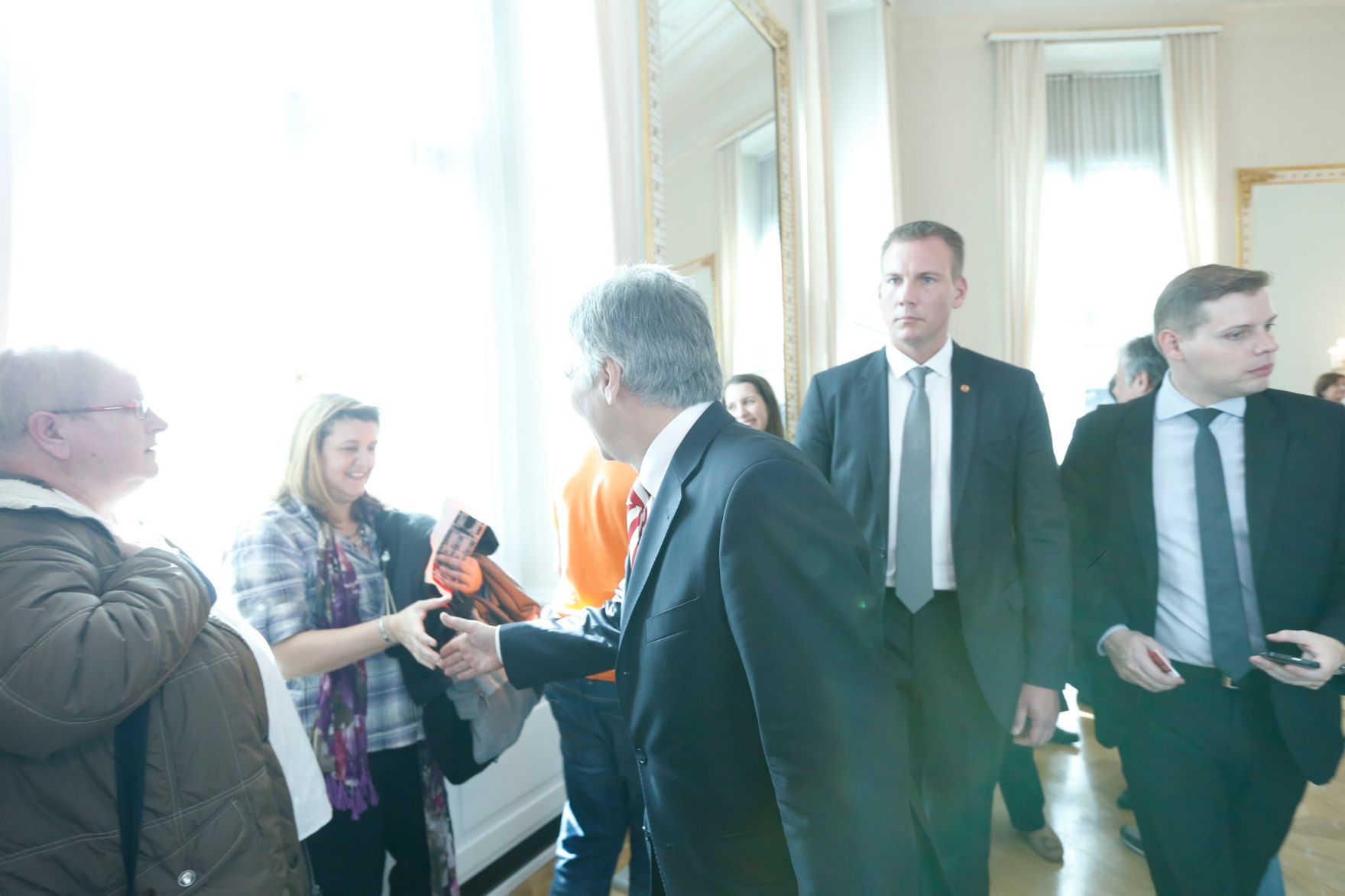 Am 26. Oktober 2013 empfing Bundeskanzler Werner Faymann im Rahmen des Nationalfeiertages Besucherinnen und Besucher im Bundeskanzleramt.