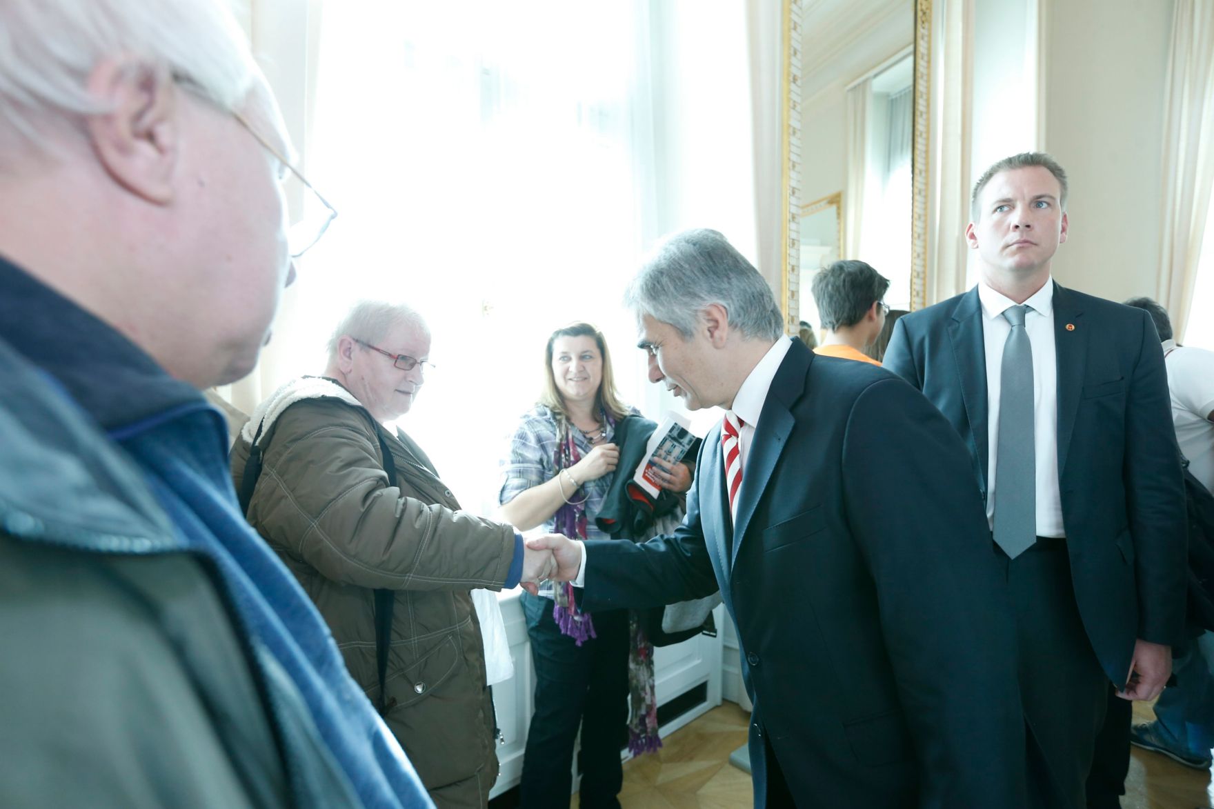 Am 26. Oktober 2013 empfing Bundeskanzler Werner Faymann im Rahmen des Nationalfeiertages Besucherinnen und Besucher im Bundeskanzleramt.