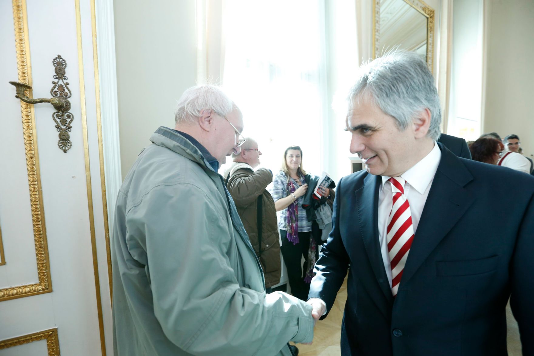 Am 26. Oktober 2013 empfing Bundeskanzler Werner Faymann im Rahmen des Nationalfeiertages Besucherinnen und Besucher im Bundeskanzleramt.