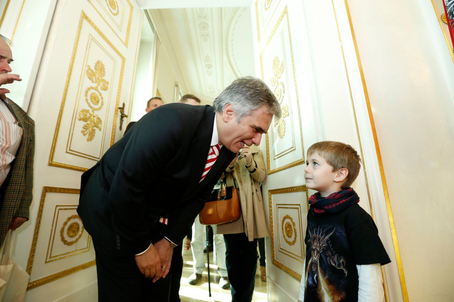 Am 26. Oktober 2013 empfing Bundeskanzler Werner Faymann im Rahmen des Nationalfeiertages Besucherinnen und Besucher im Bundeskanzleramt.