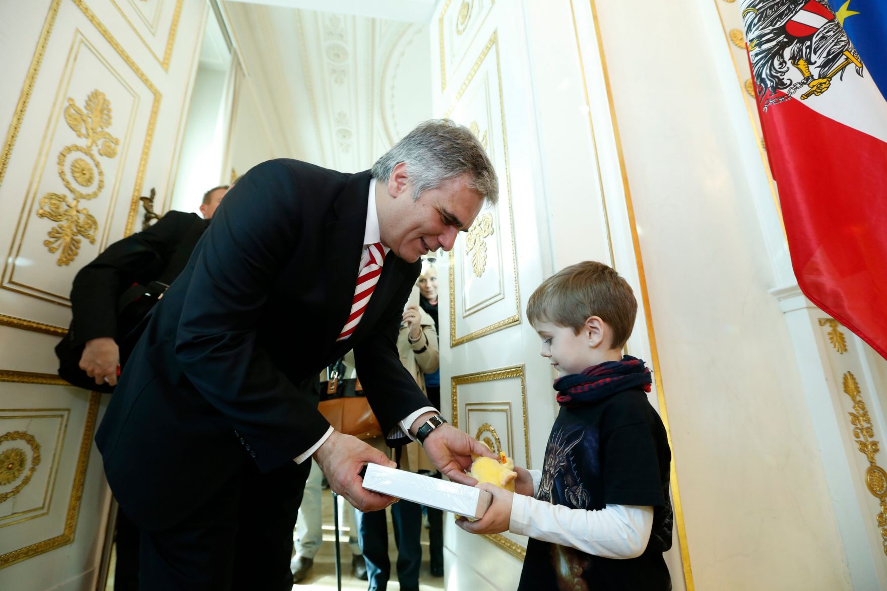 Am 26. Oktober 2013 empfing Bundeskanzler Werner Faymann im Rahmen des Nationalfeiertages Besucherinnen und Besucher im Bundeskanzleramt.