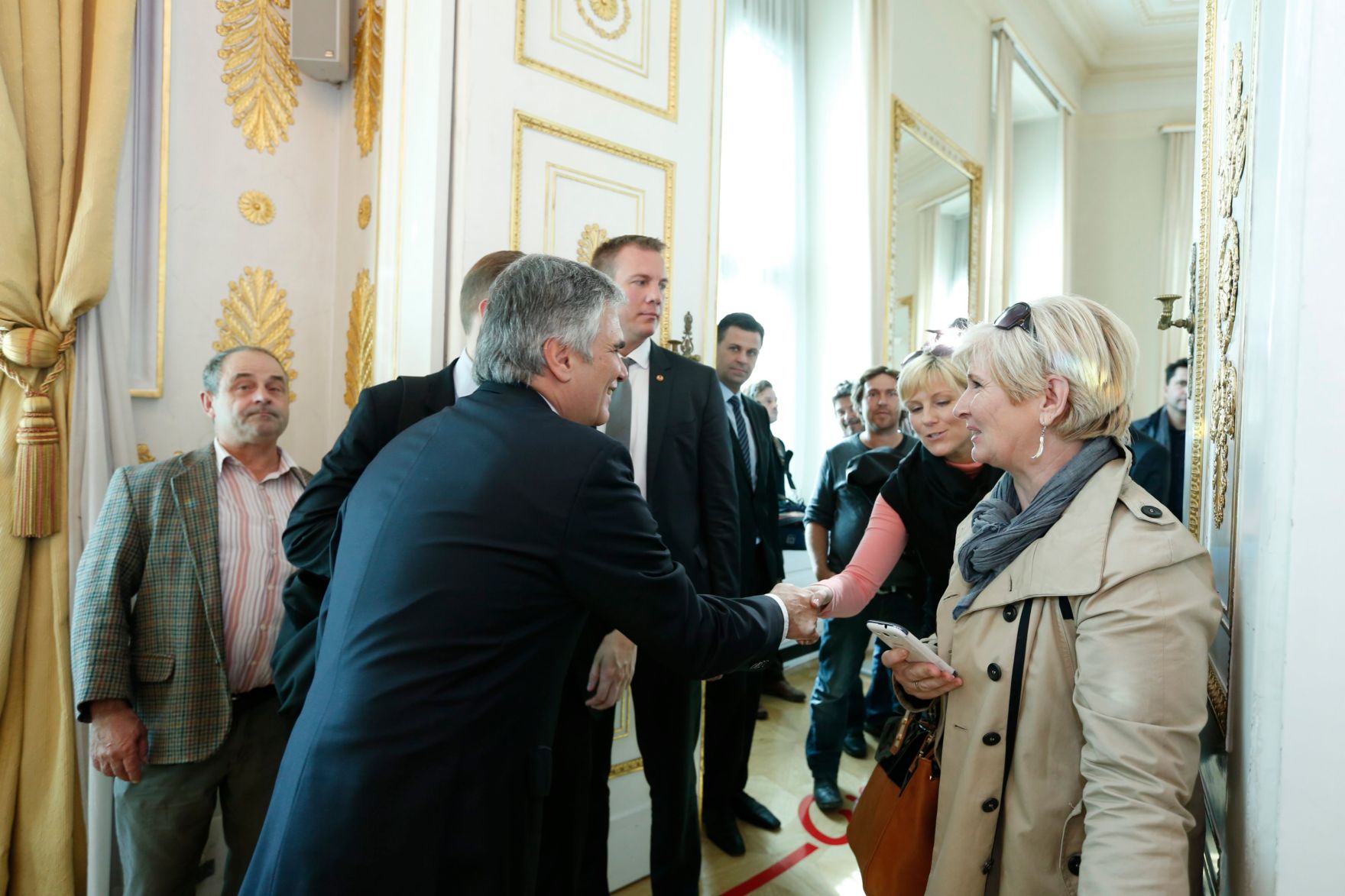Am 26. Oktober 2013 empfing Bundeskanzler Werner Faymann im Rahmen des Nationalfeiertages Besucherinnen und Besucher im Bundeskanzleramt.
