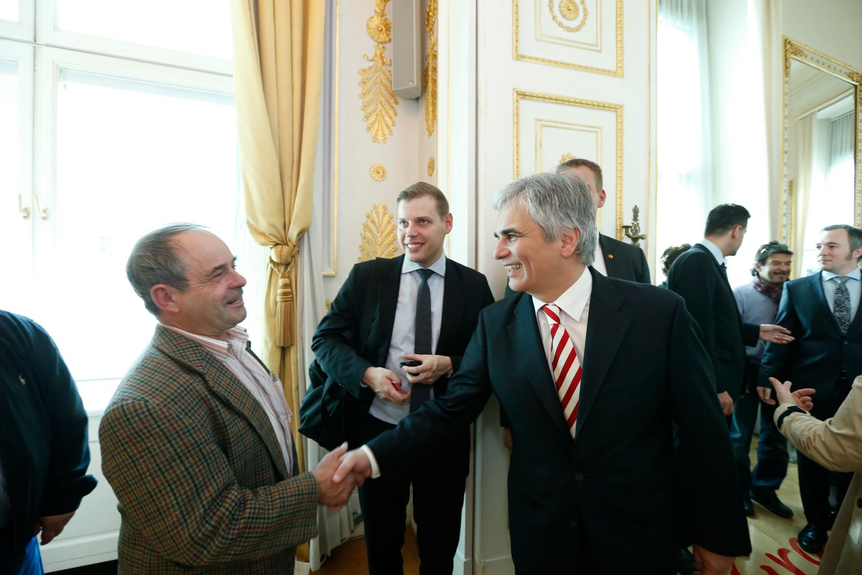 Am 26. Oktober 2013 empfing Bundeskanzler Werner Faymann im Rahmen des Nationalfeiertages Besucherinnen und Besucher im Bundeskanzleramt.