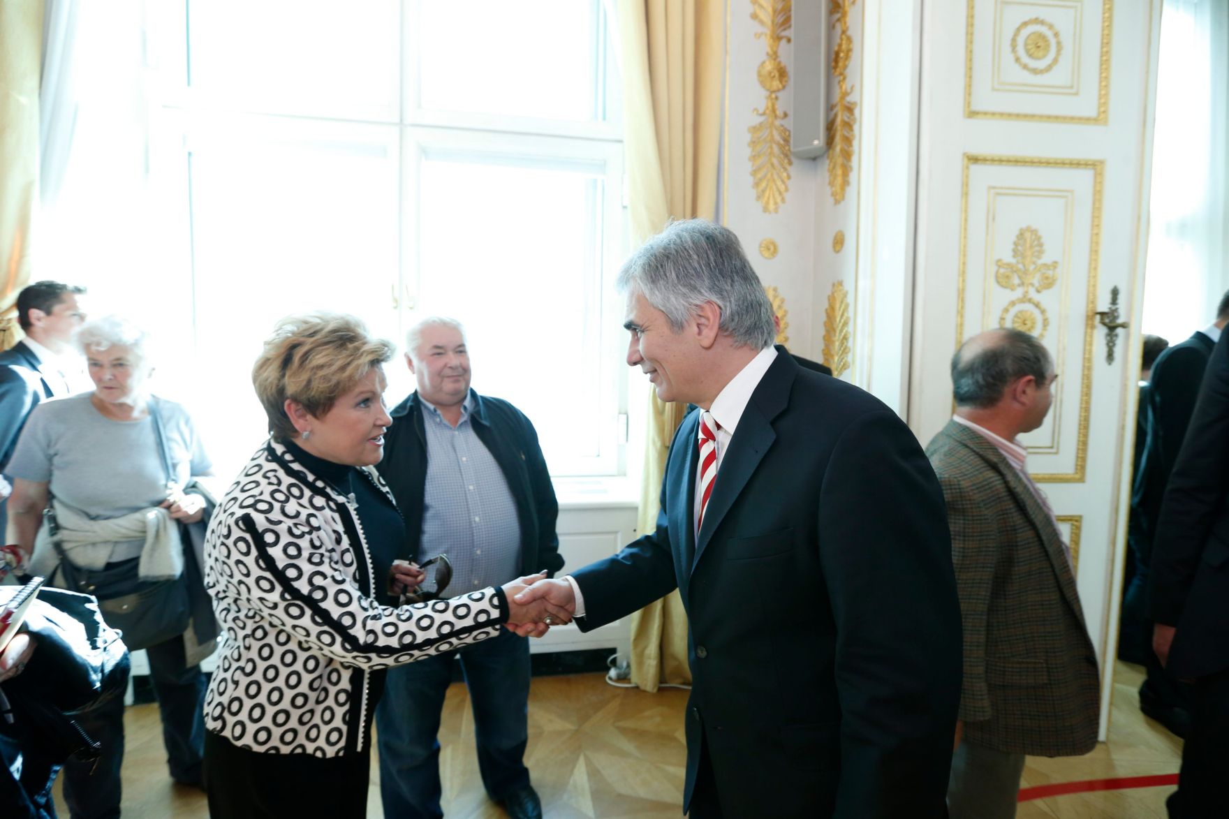 Am 26. Oktober 2013 empfing Bundeskanzler Werner Faymann im Rahmen des Nationalfeiertages Besucherinnen und Besucher im Bundeskanzleramt.