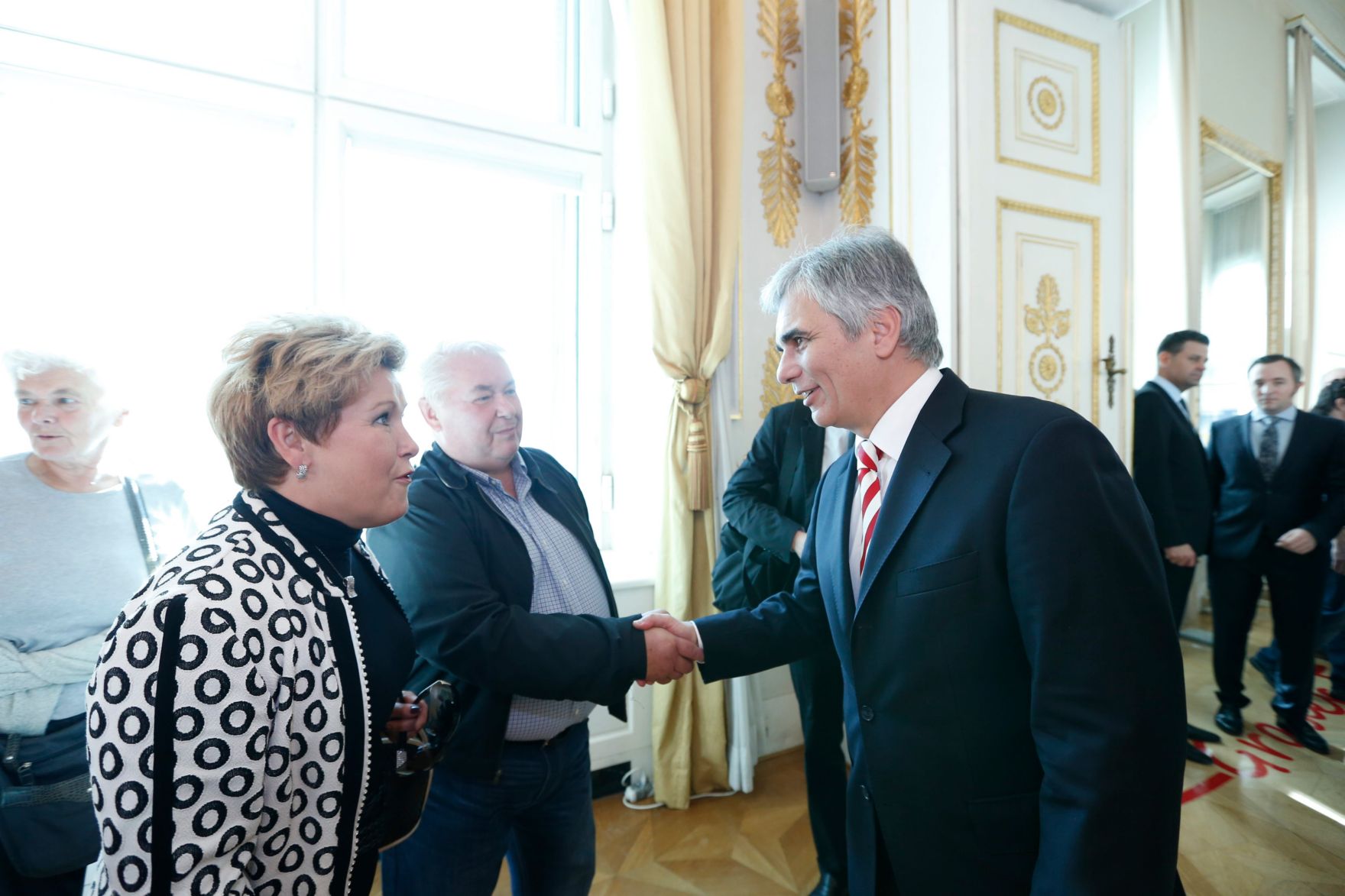 Am 26. Oktober 2013 empfing Bundeskanzler Werner Faymann im Rahmen des Nationalfeiertages Besucherinnen und Besucher im Bundeskanzleramt.