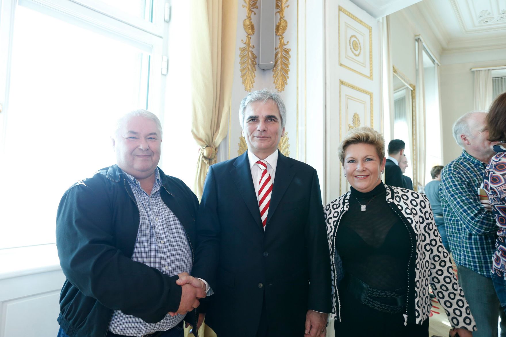 Am 26. Oktober 2013 empfing Bundeskanzler Werner Faymann im Rahmen des Nationalfeiertages Besucherinnen und Besucher im Bundeskanzleramt.