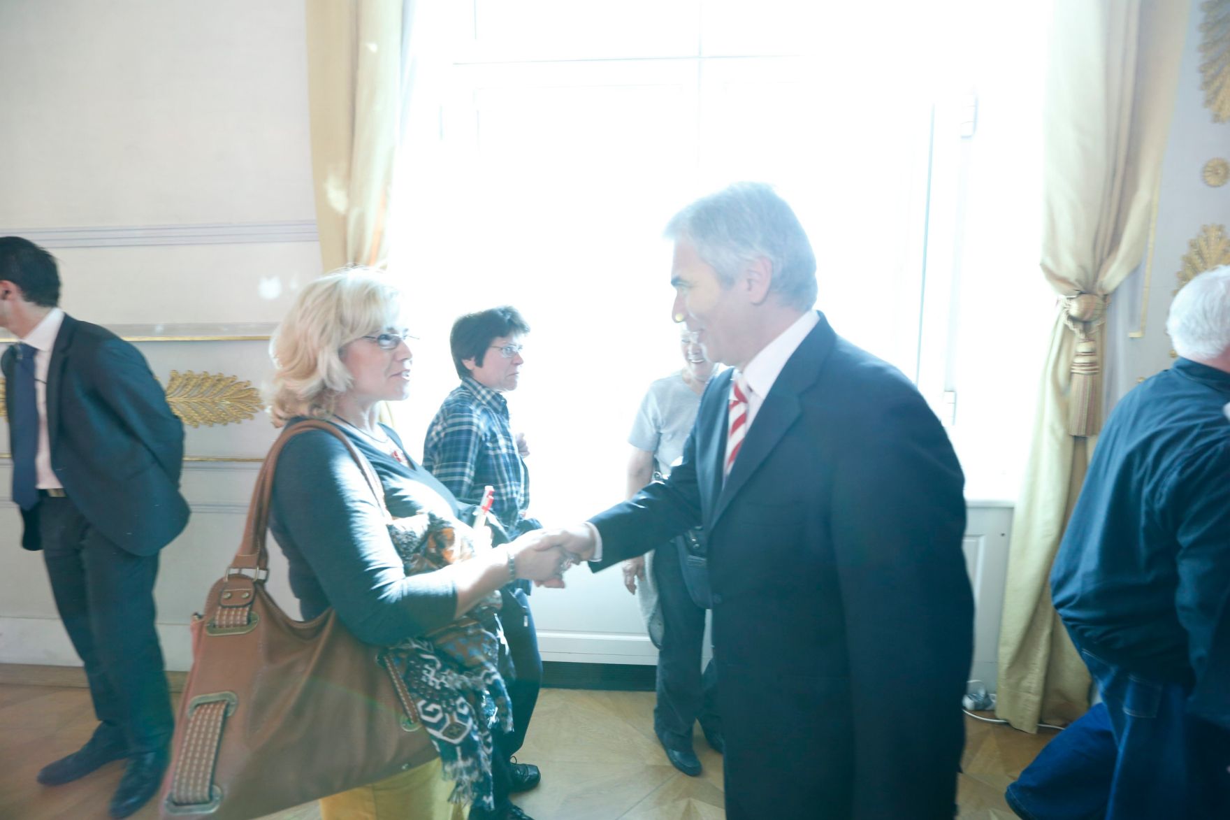 Am 26. Oktober 2013 empfing Bundeskanzler Werner Faymann im Rahmen des Nationalfeiertages Besucherinnen und Besucher im Bundeskanzleramt.