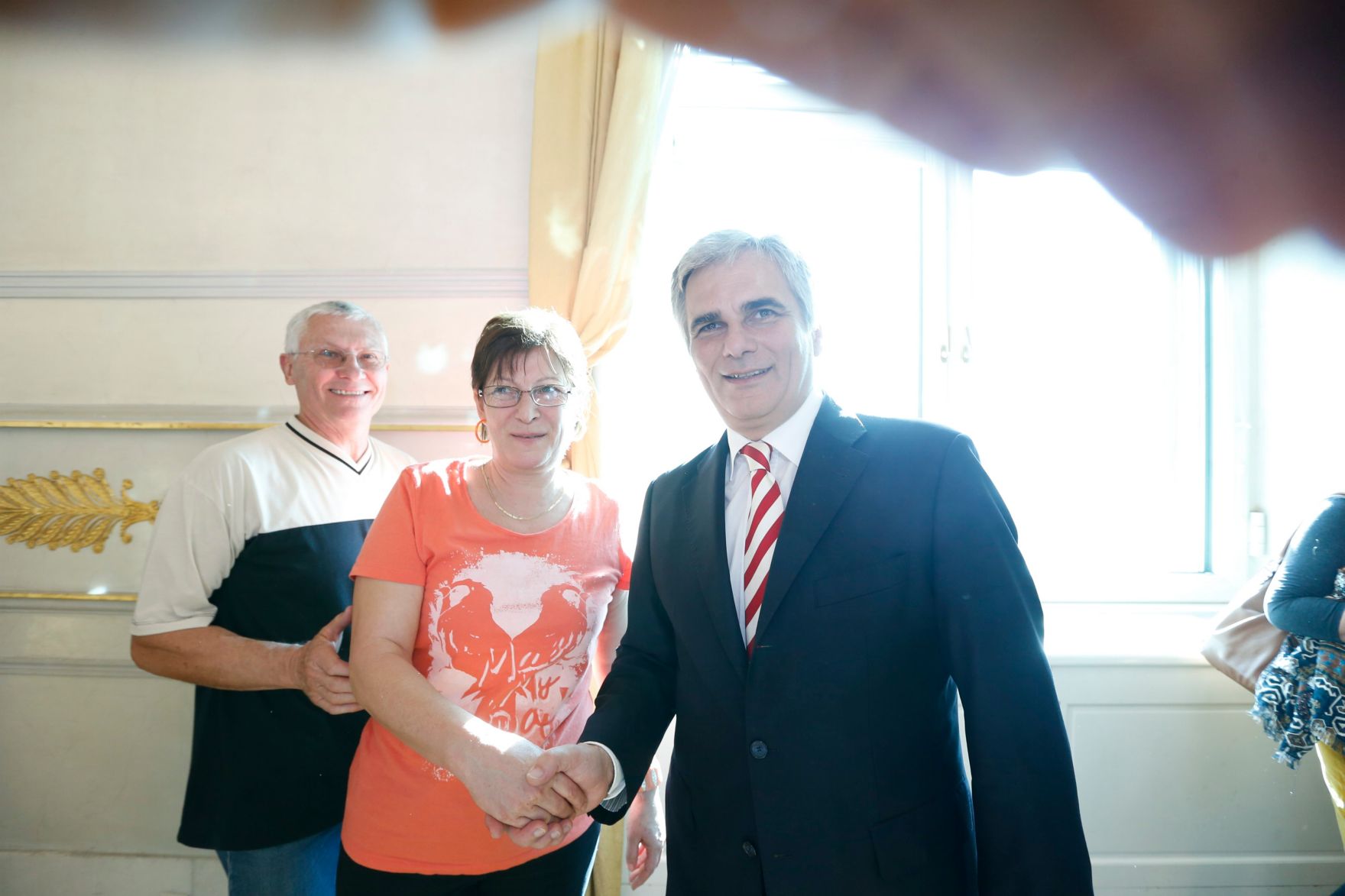 Am 26. Oktober 2013 empfing Bundeskanzler Werner Faymann im Rahmen des Nationalfeiertages Besucherinnen und Besucher im Bundeskanzleramt.