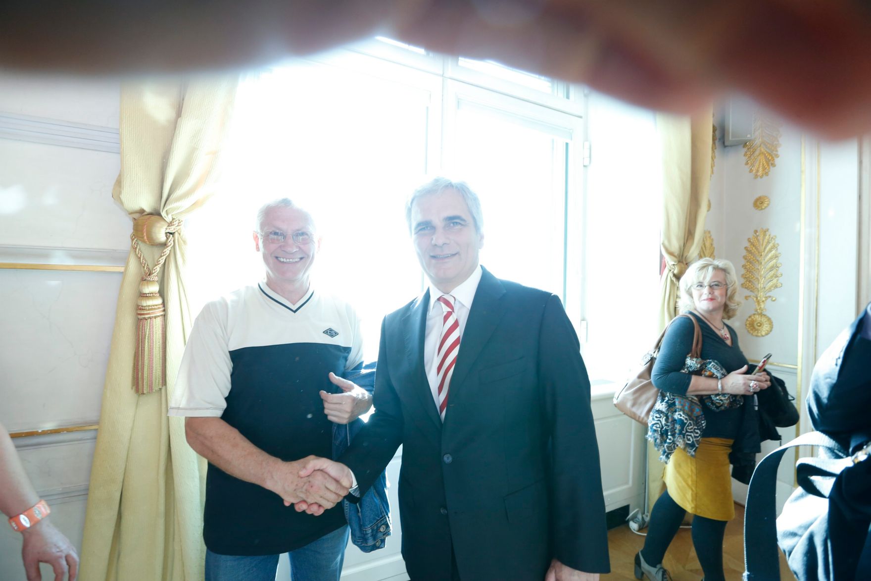 Am 26. Oktober 2013 empfing Bundeskanzler Werner Faymann im Rahmen des Nationalfeiertages Besucherinnen und Besucher im Bundeskanzleramt.