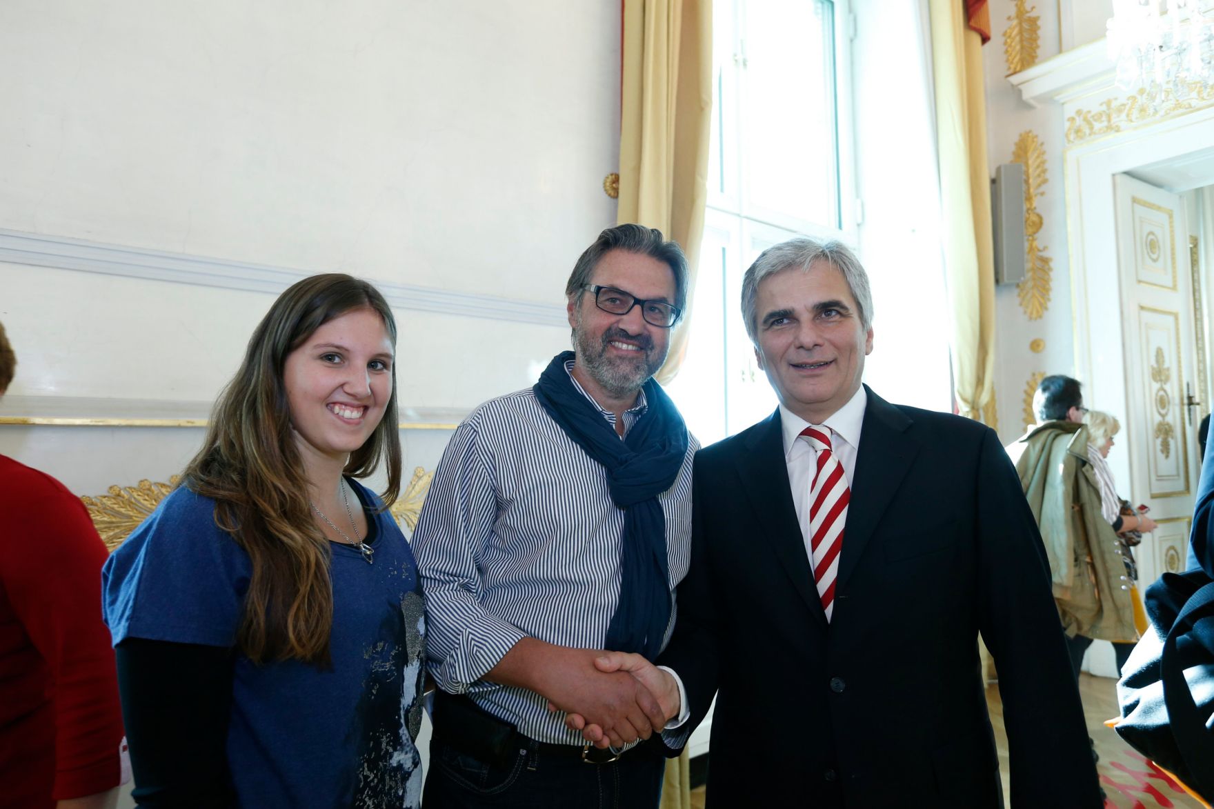 Am 26. Oktober 2013 empfing Bundeskanzler Werner Faymann im Rahmen des Nationalfeiertages Besucherinnen und Besucher im Bundeskanzleramt.