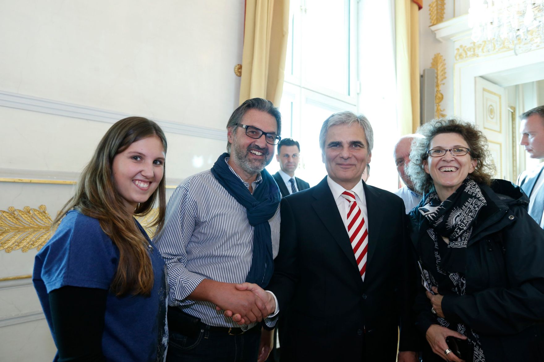 Am 26. Oktober 2013 empfing Bundeskanzler Werner Faymann im Rahmen des Nationalfeiertages Besucherinnen und Besucher im Bundeskanzleramt.