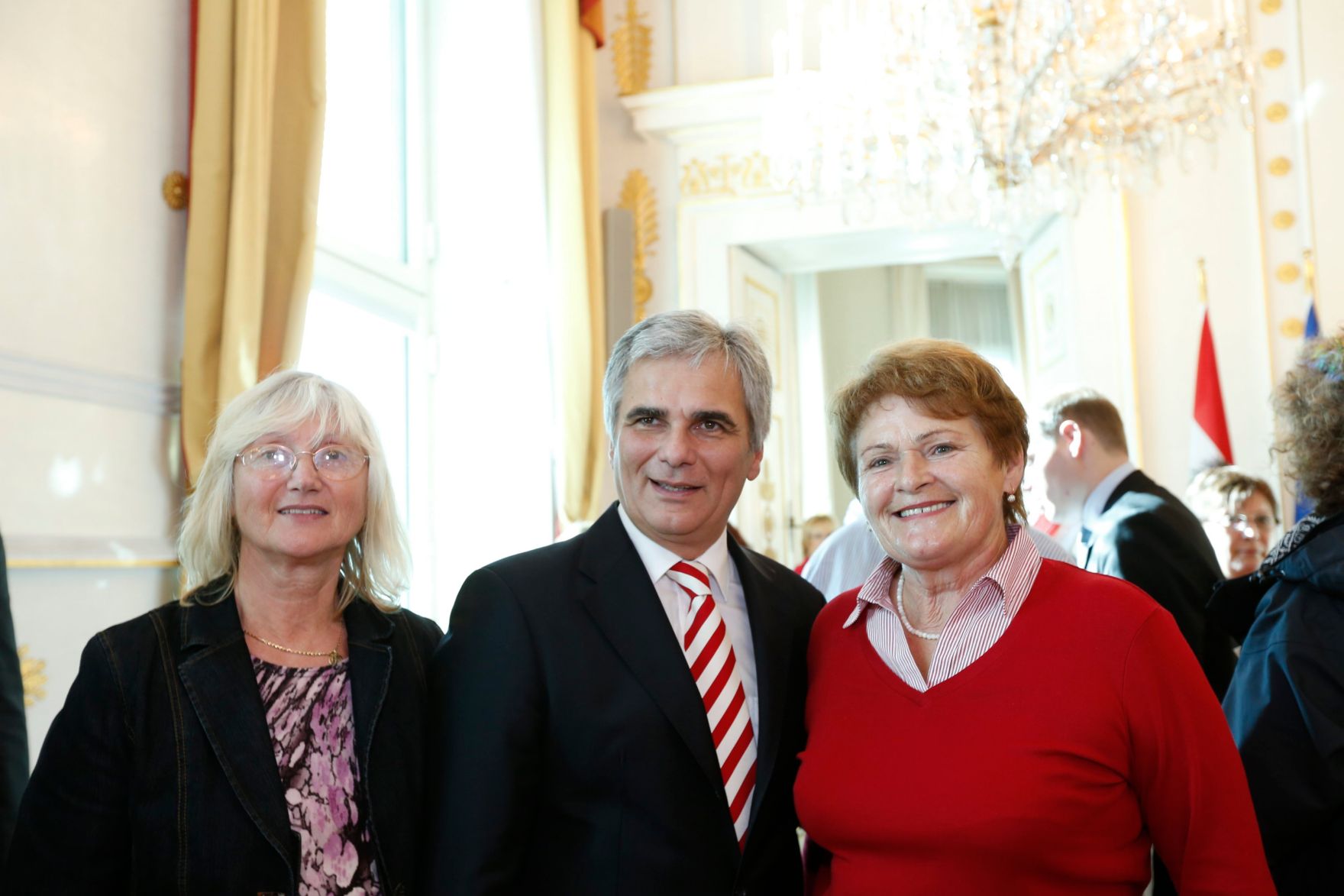 Am 26. Oktober 2013 empfing Bundeskanzler Werner Faymann im Rahmen des Nationalfeiertages Besucherinnen und Besucher im Bundeskanzleramt.
