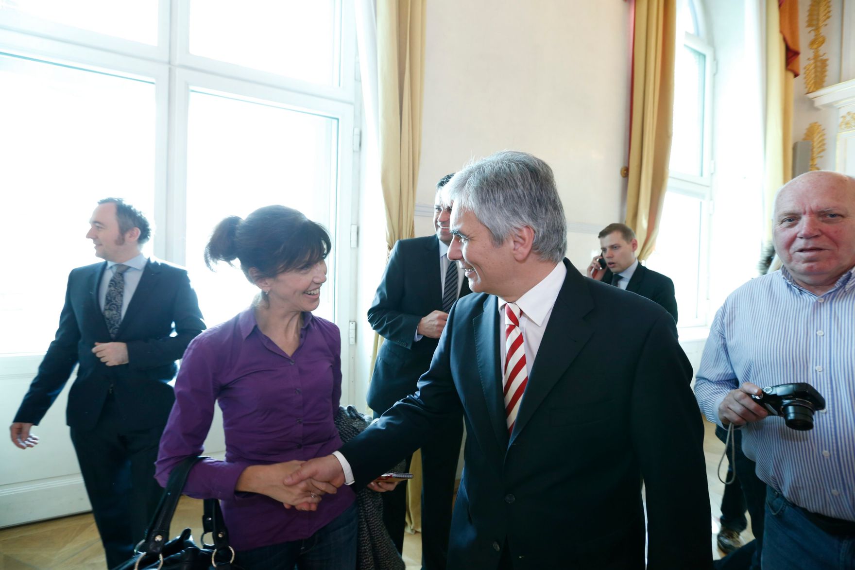 Am 26. Oktober 2013 empfing Bundeskanzler Werner Faymann im Rahmen des Nationalfeiertages Besucherinnen und Besucher im Bundeskanzleramt.