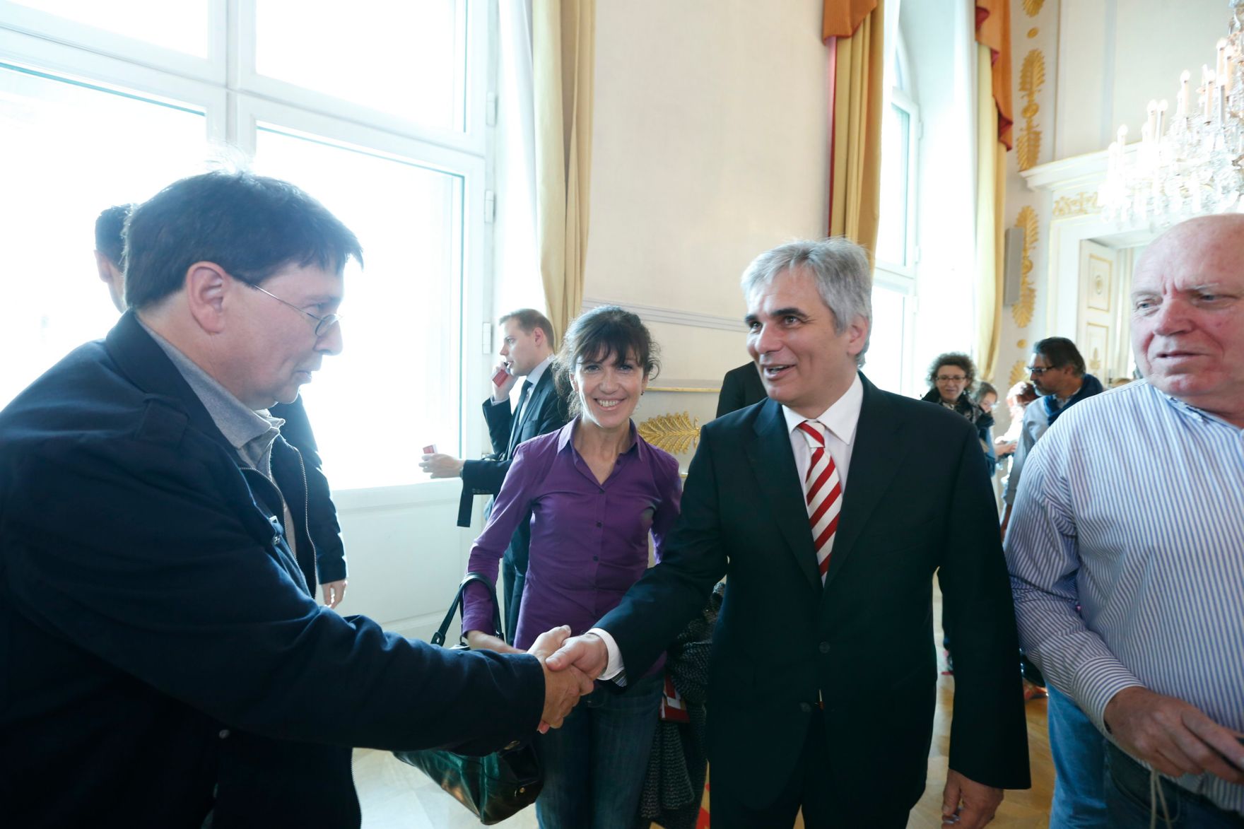 Am 26. Oktober 2013 empfing Bundeskanzler Werner Faymann im Rahmen des Nationalfeiertages Besucherinnen und Besucher im Bundeskanzleramt.