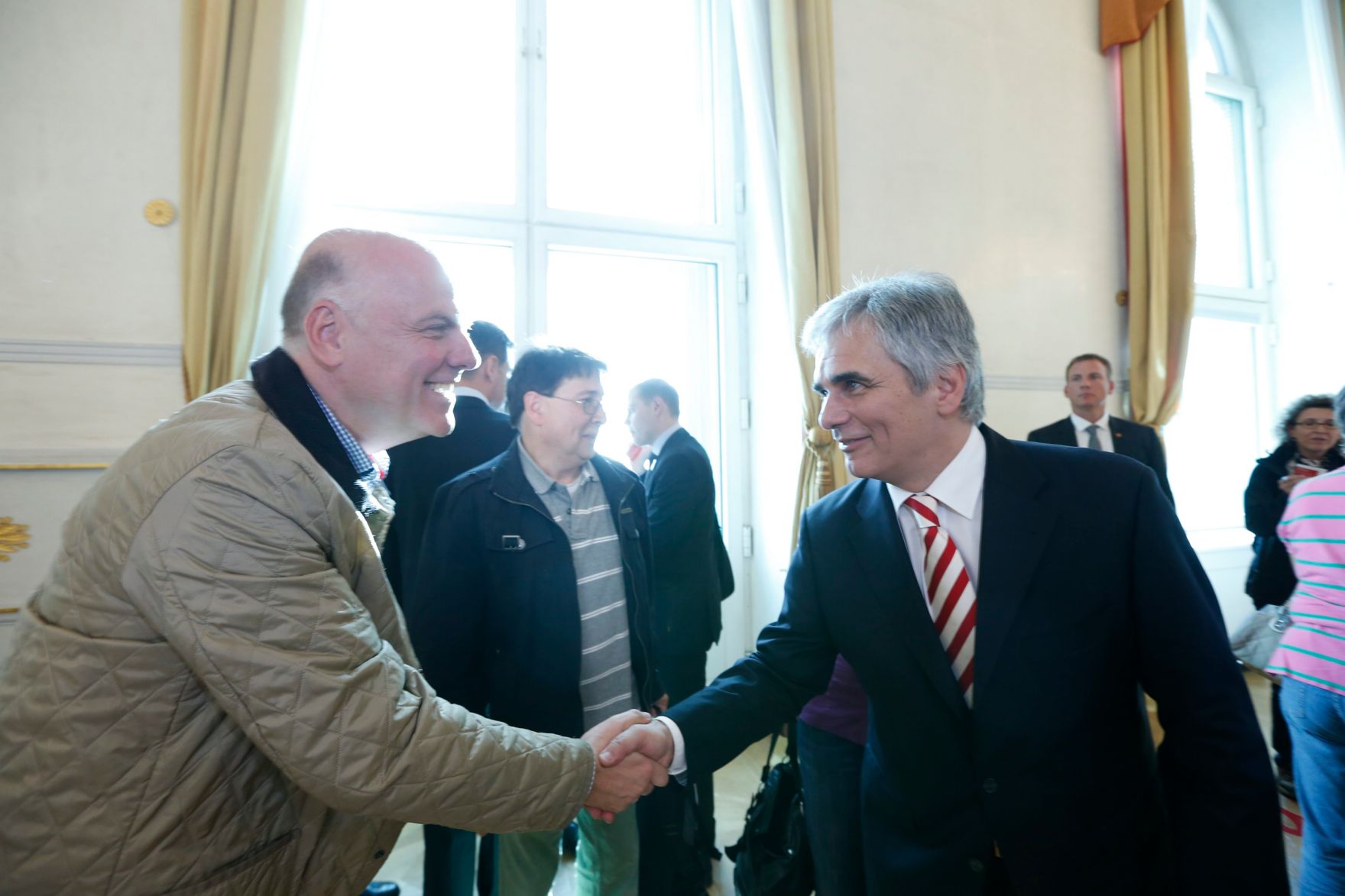 Am 26. Oktober 2013 empfing Bundeskanzler Werner Faymann im Rahmen des Nationalfeiertages Besucherinnen und Besucher im Bundeskanzleramt.