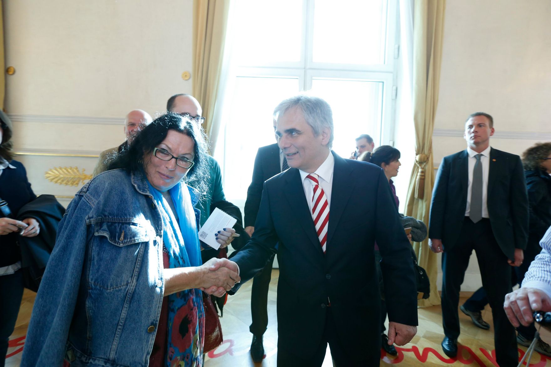 Am 26. Oktober 2013 empfing Bundeskanzler Werner Faymann im Rahmen des Nationalfeiertages Besucherinnen und Besucher im Bundeskanzleramt.