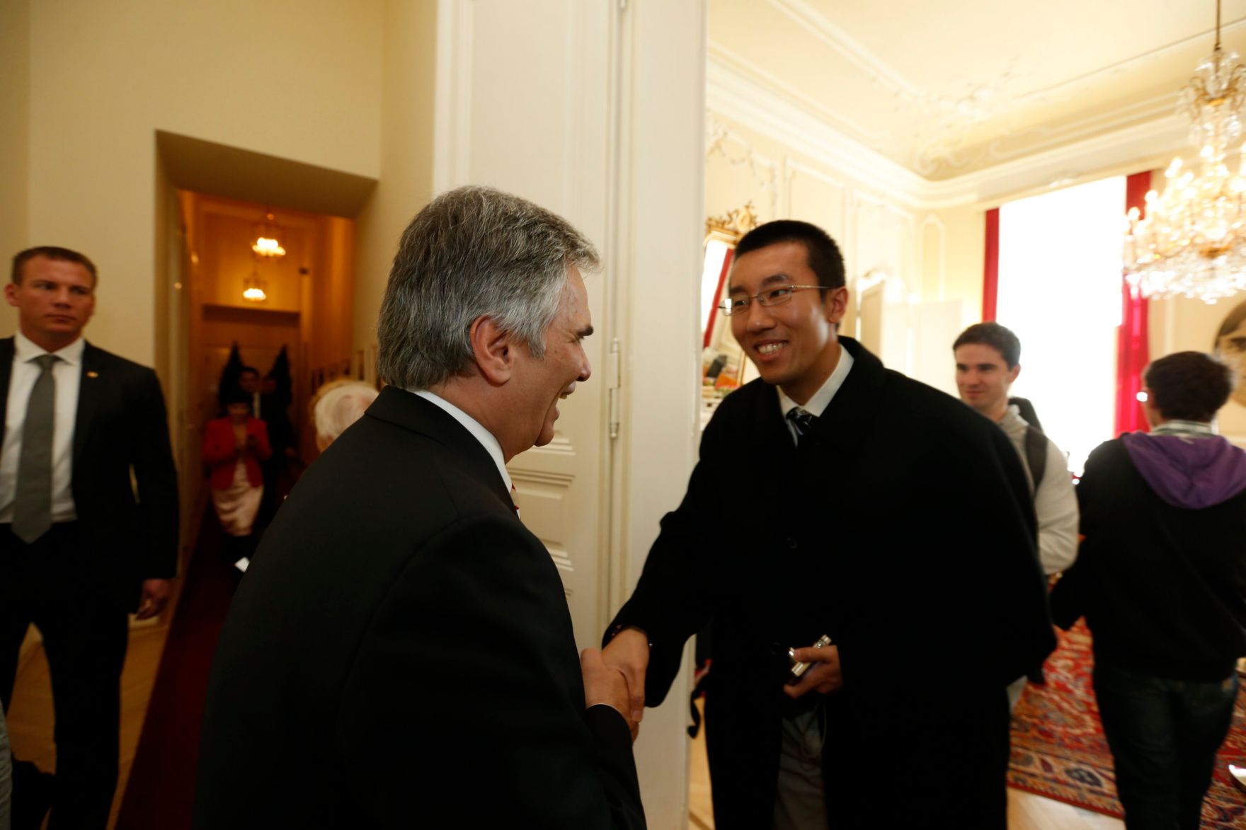 Am 26. Oktober 2013 empfing Bundeskanzler Werner Faymann im Rahmen des Nationalfeiertages Besucherinnen und Besucher im Bundeskanzleramt.