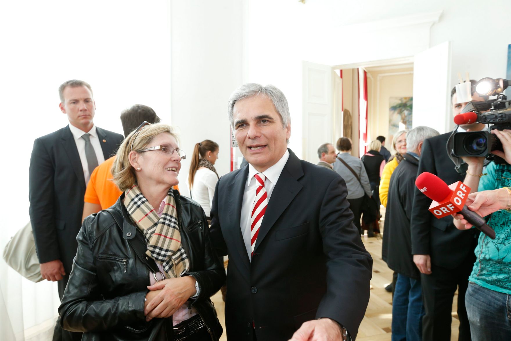 Am 26. Oktober 2013 empfing Bundeskanzler Werner Faymann im Rahmen des Nationalfeiertages Besucherinnen und Besucher im Bundeskanzleramt.
